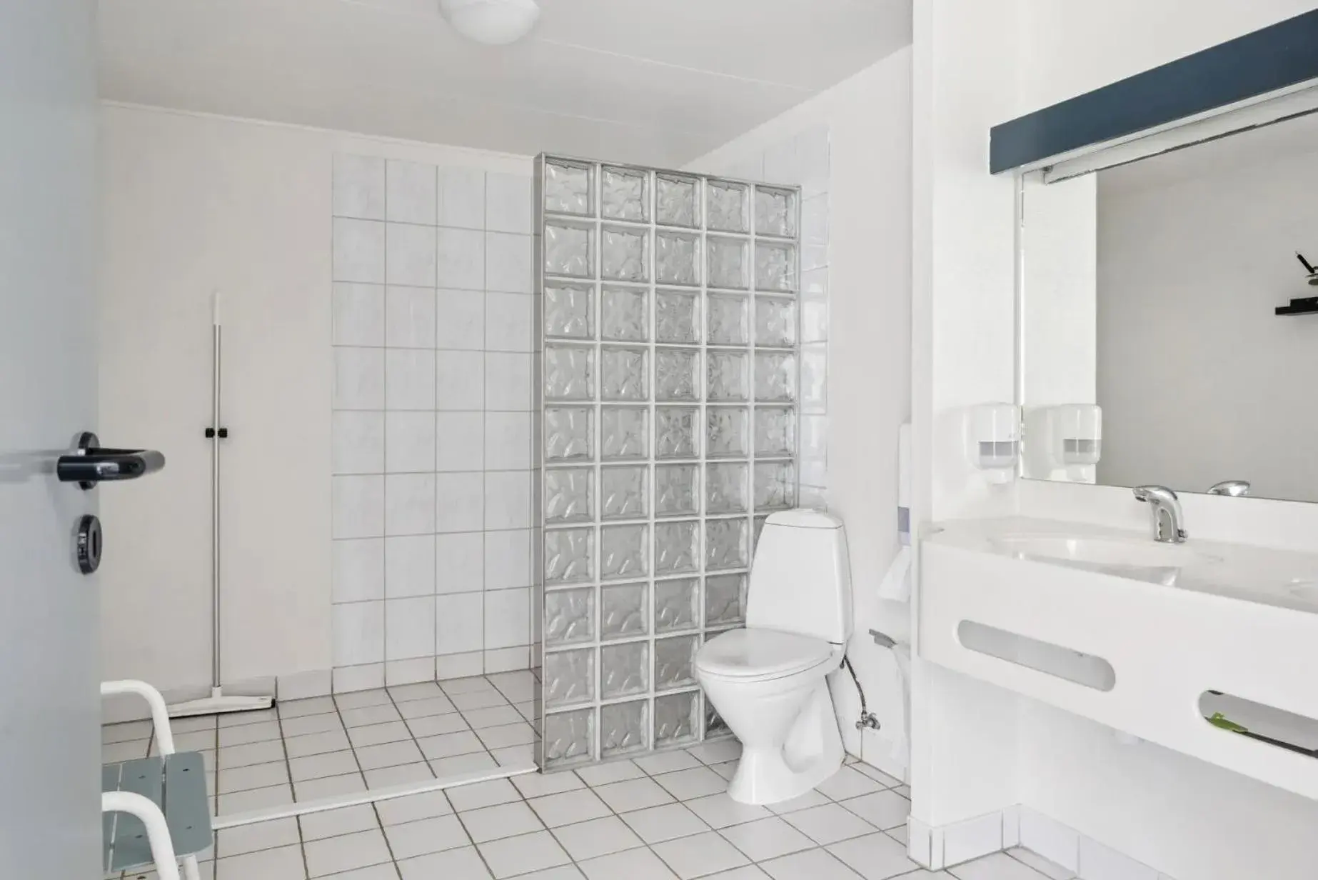 Private Economy Six Guests Room with Private Bathroom in Danhostel Vejle Private Economy Six Guests Room with Private Bathroom in Danhostel Vejle