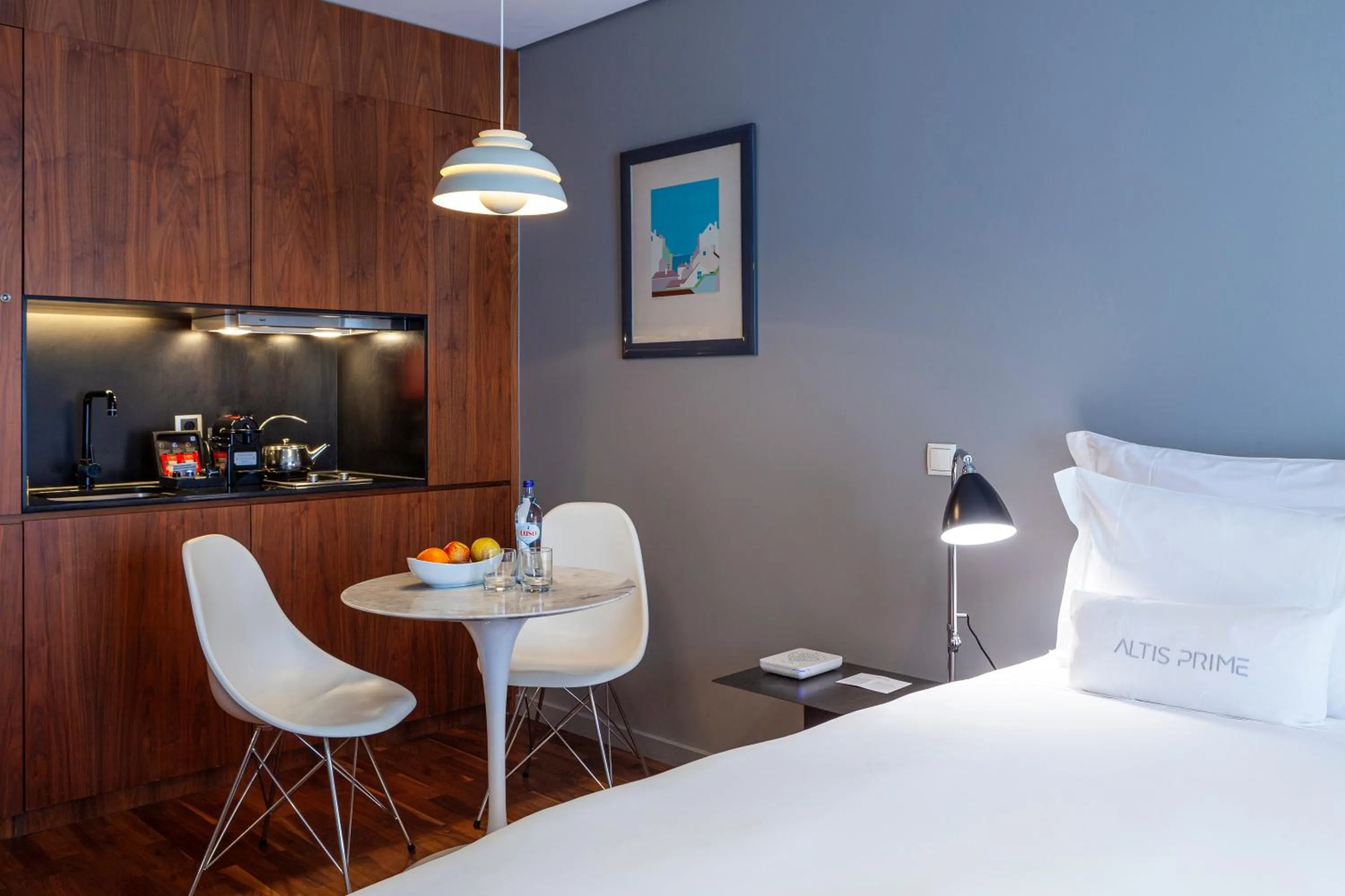 Coffee/tea facilities, Bed in Altis Prime Hotel