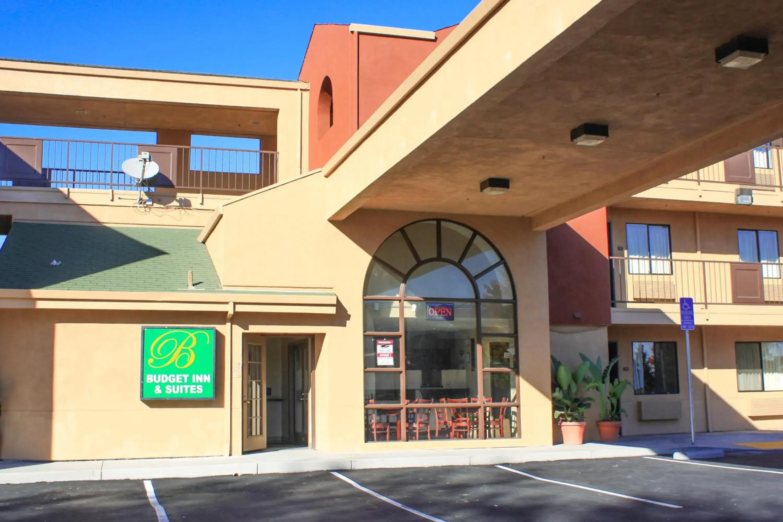 Property building in Budget Inn and Suites Stockton Yosemite Property building in Budget Inn and Suites Stockton Yosemite