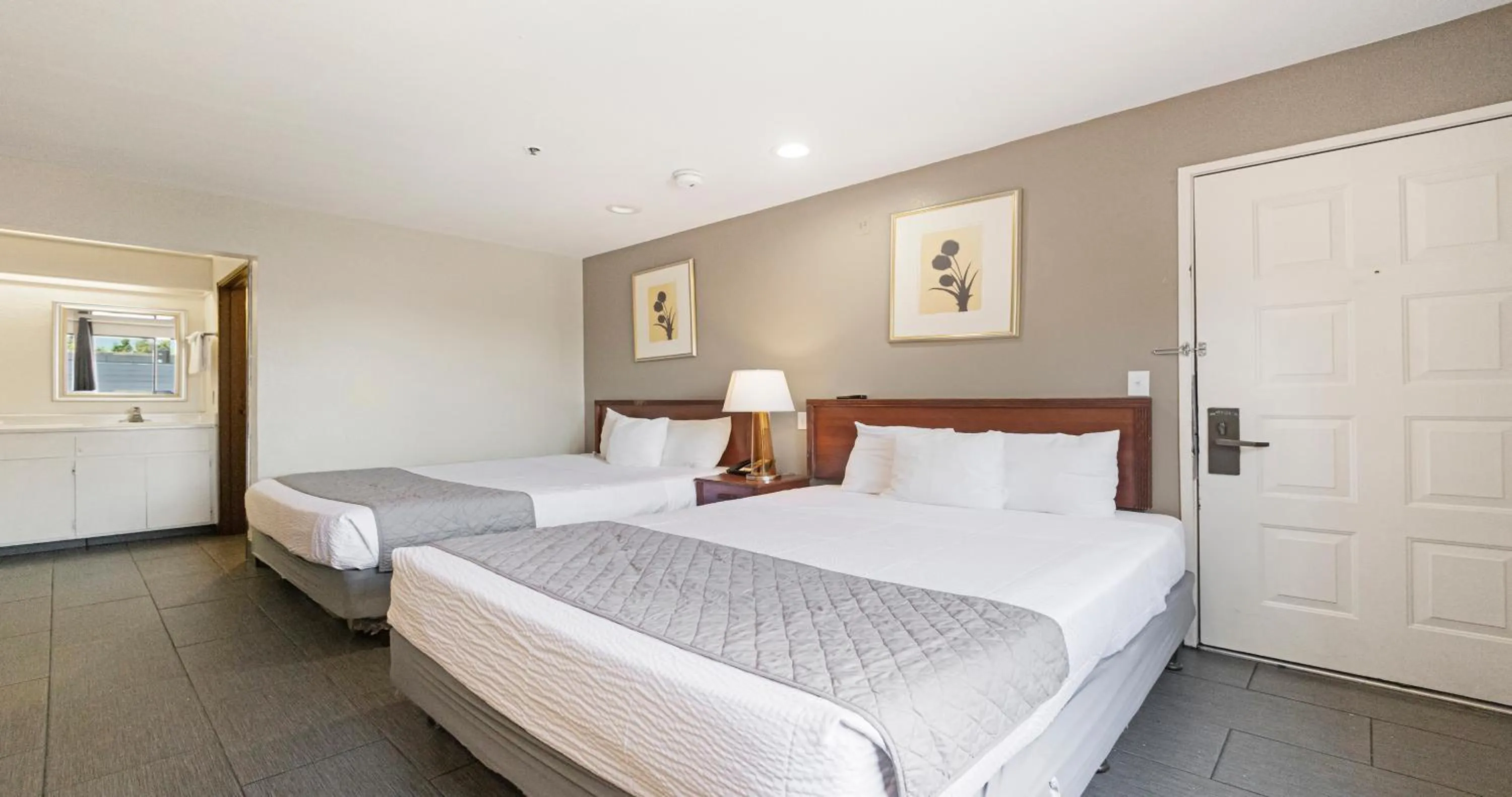 Photo of the whole room, Bed in Budget Inn and Suites Stockton Yosemite