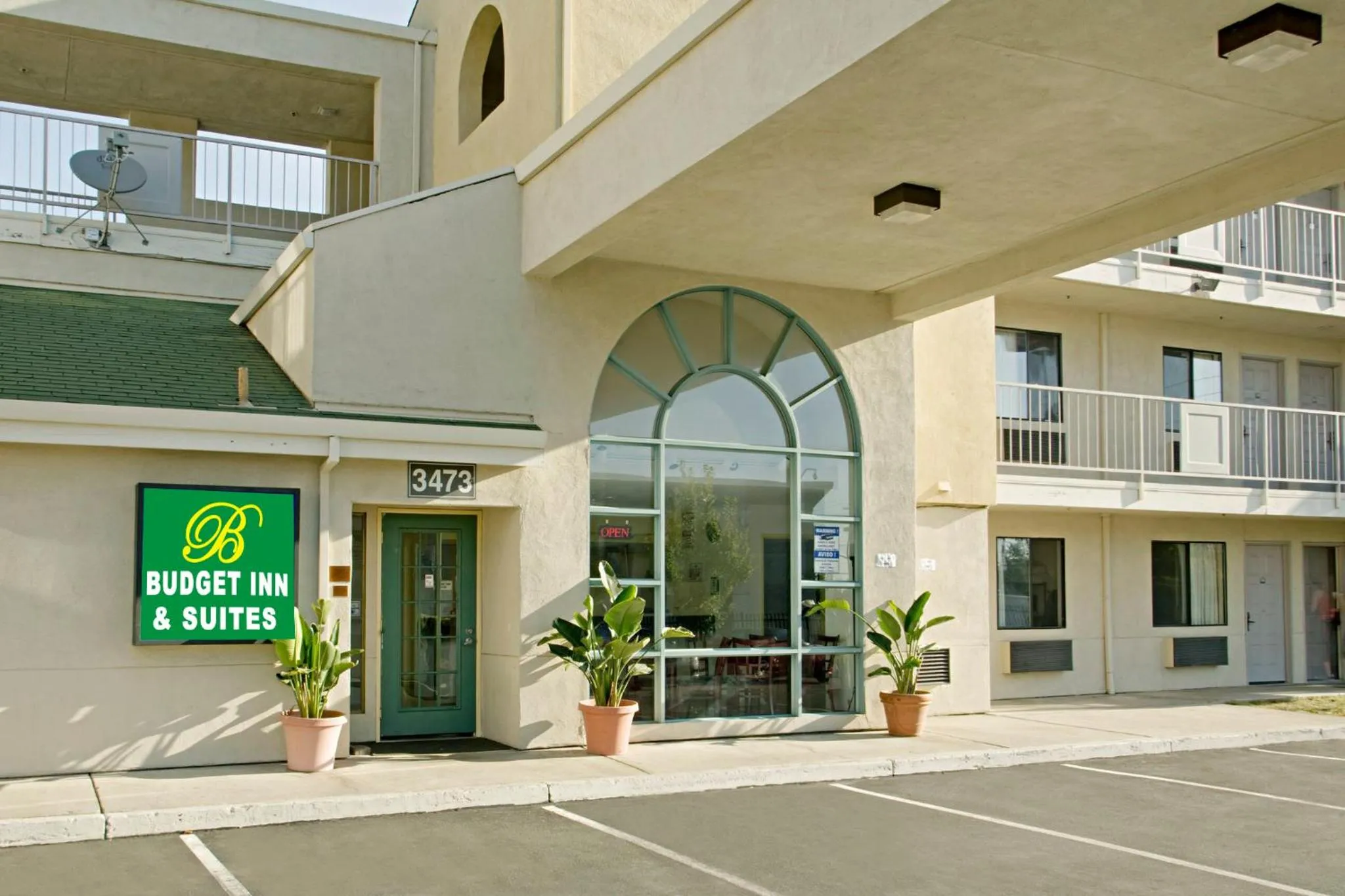 Property building in Budget Inn and Suites Stockton Yosemite