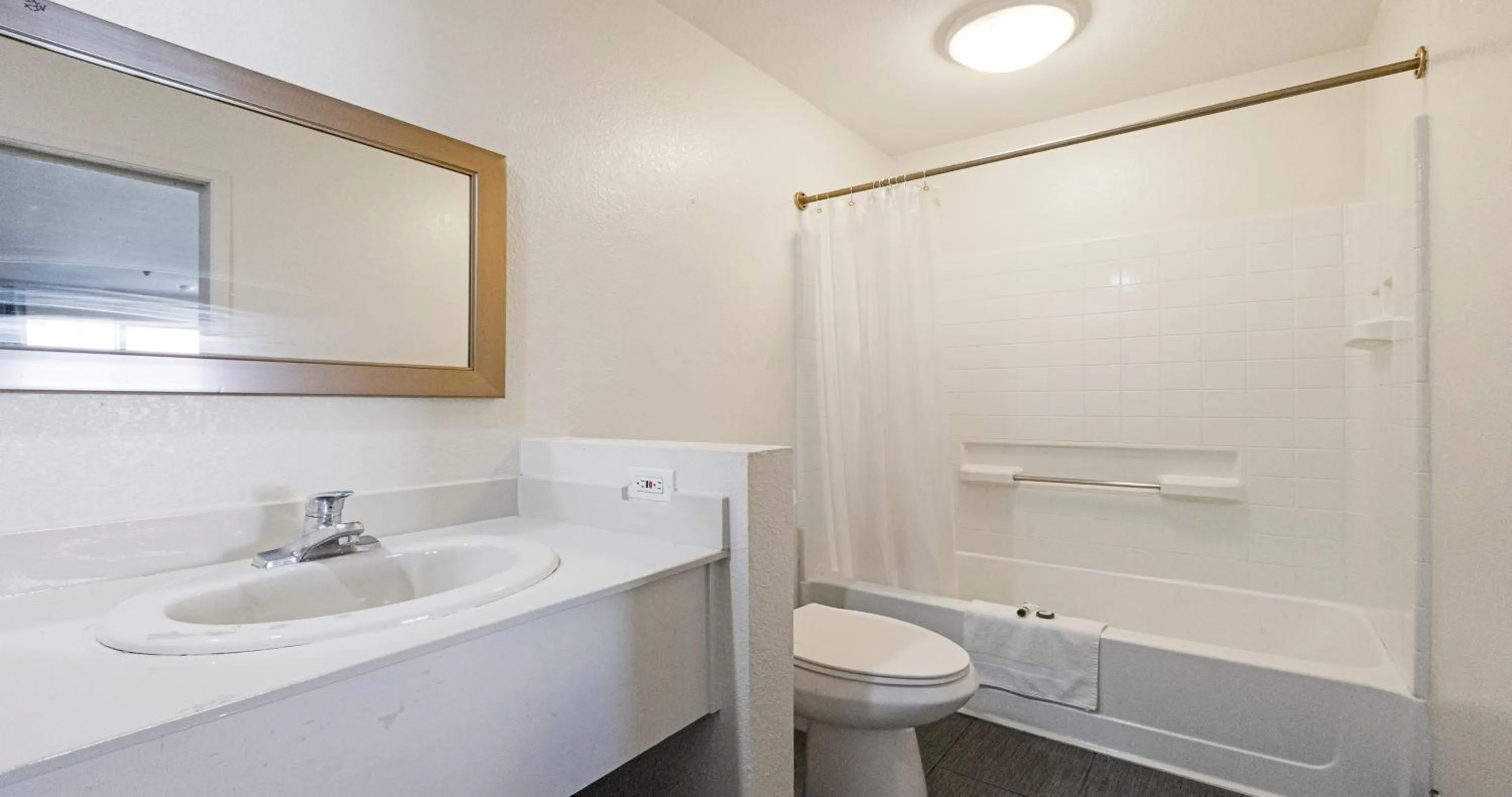 Bathroom in Budget Inn and Suites Stockton Yosemite
