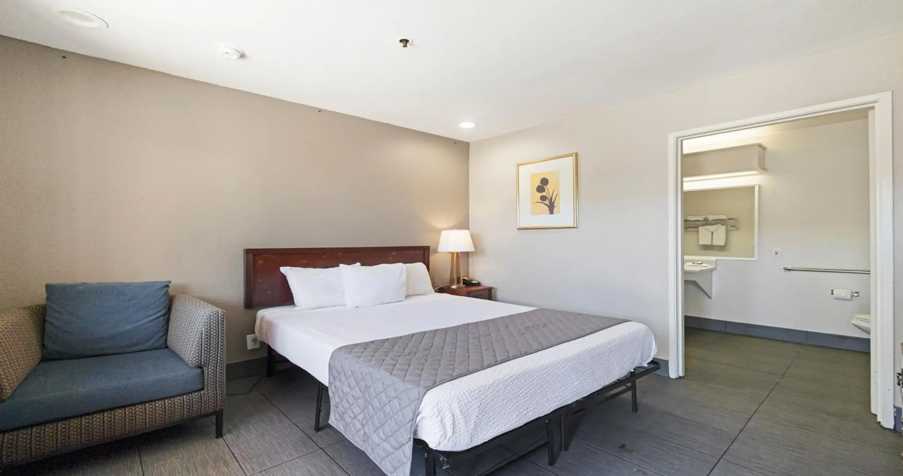 Photo of the whole room, Bed in Budget Inn and Suites Stockton Yosemite Photo of the whole room, Bed in Budget Inn and Suites Stockton Yosemite