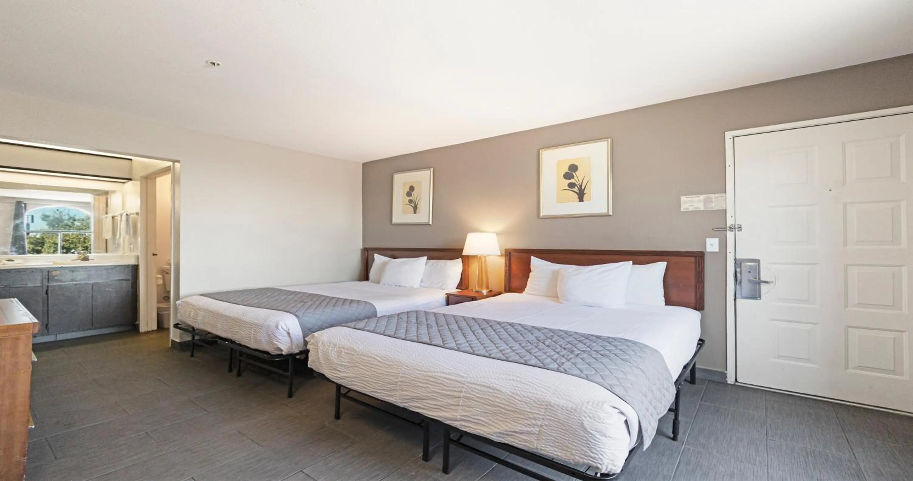 Photo of the whole room, Bed in Budget Inn and Suites Stockton Yosemite