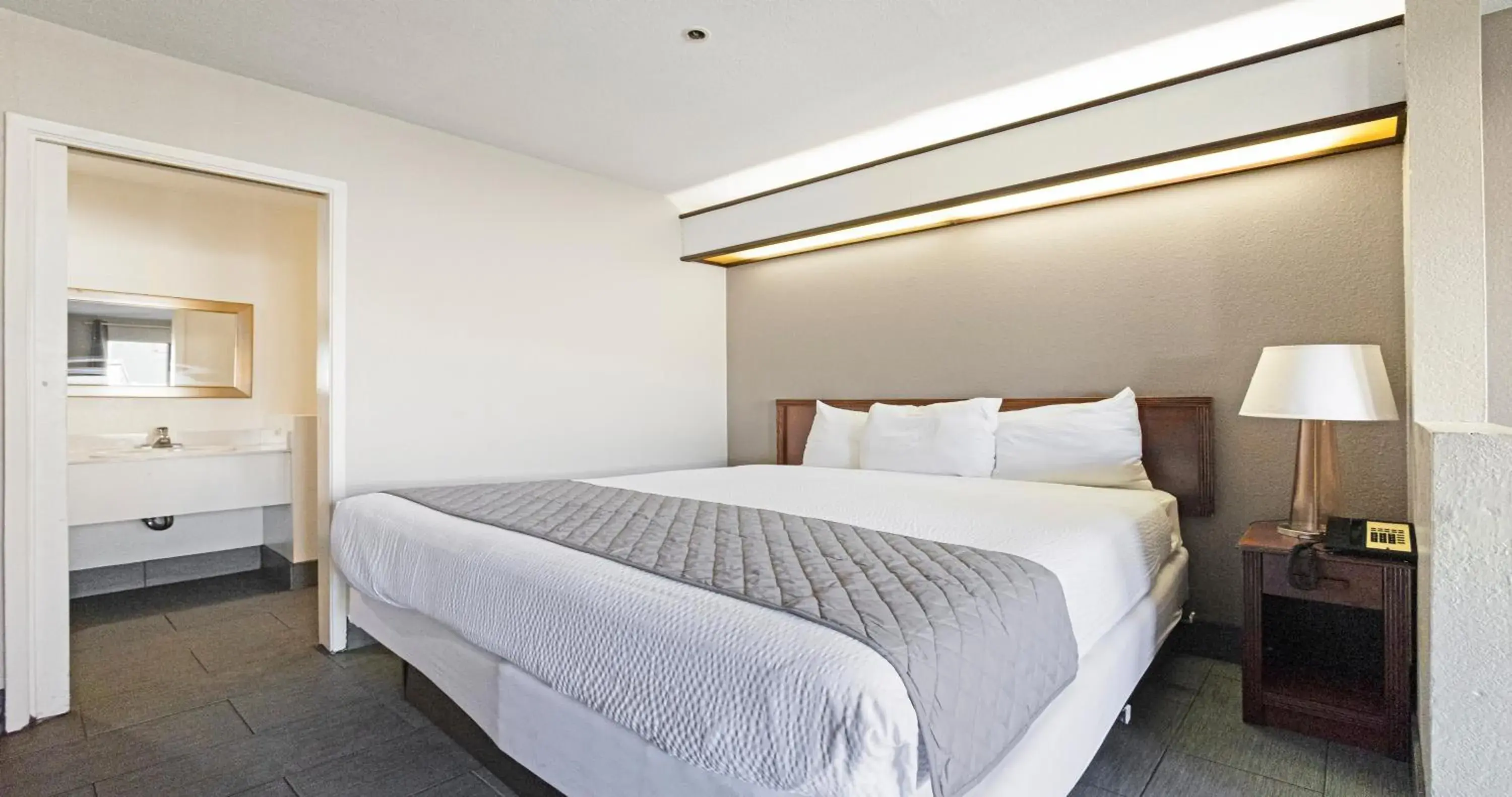 Photo of the whole room, Bed in Budget Inn and Suites Stockton Yosemite Photo of the whole room, Bed in Budget Inn and Suites Stockton Yosemite