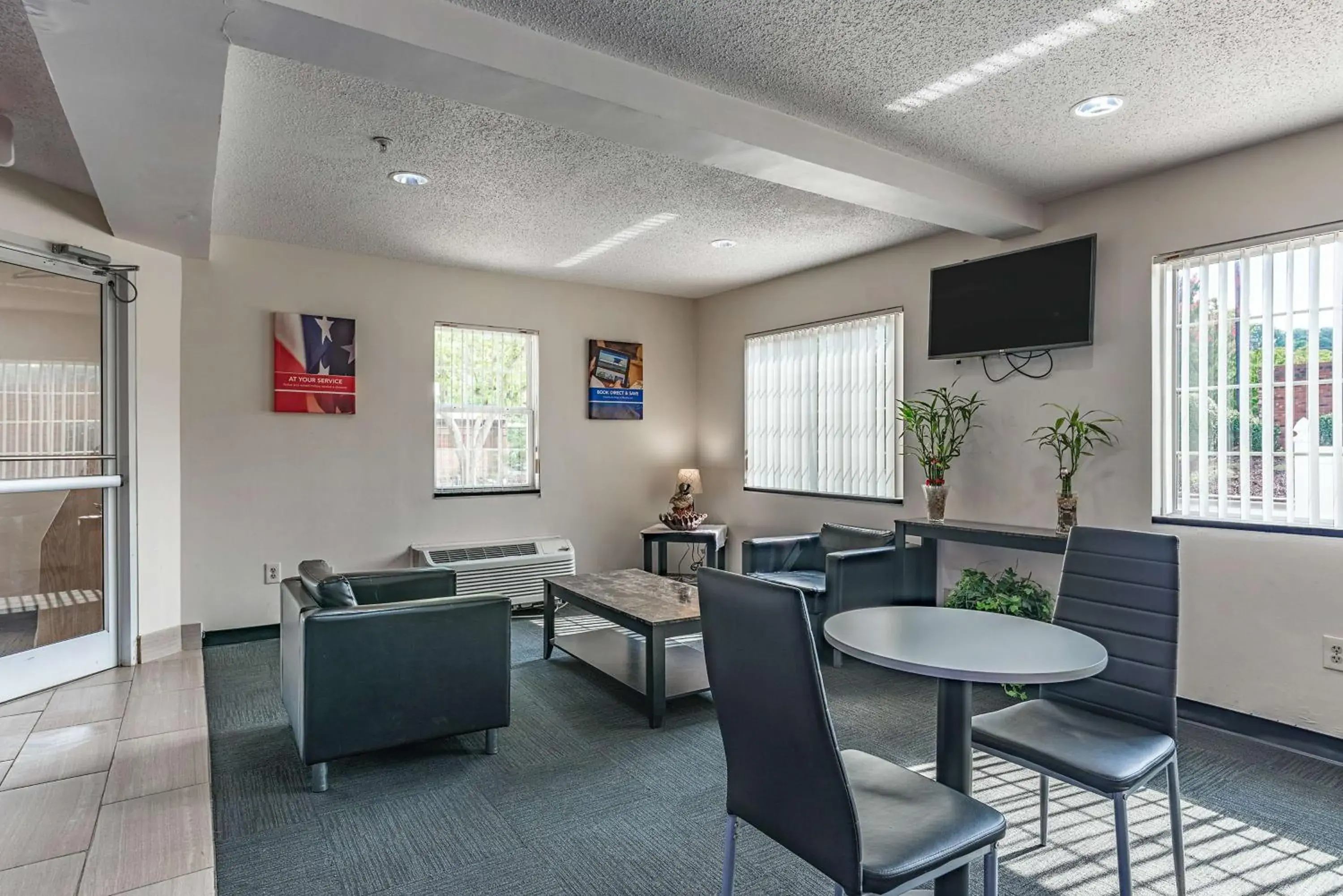 Lobby or reception, Seating Area in Motel 6-Charlotte, NC - University