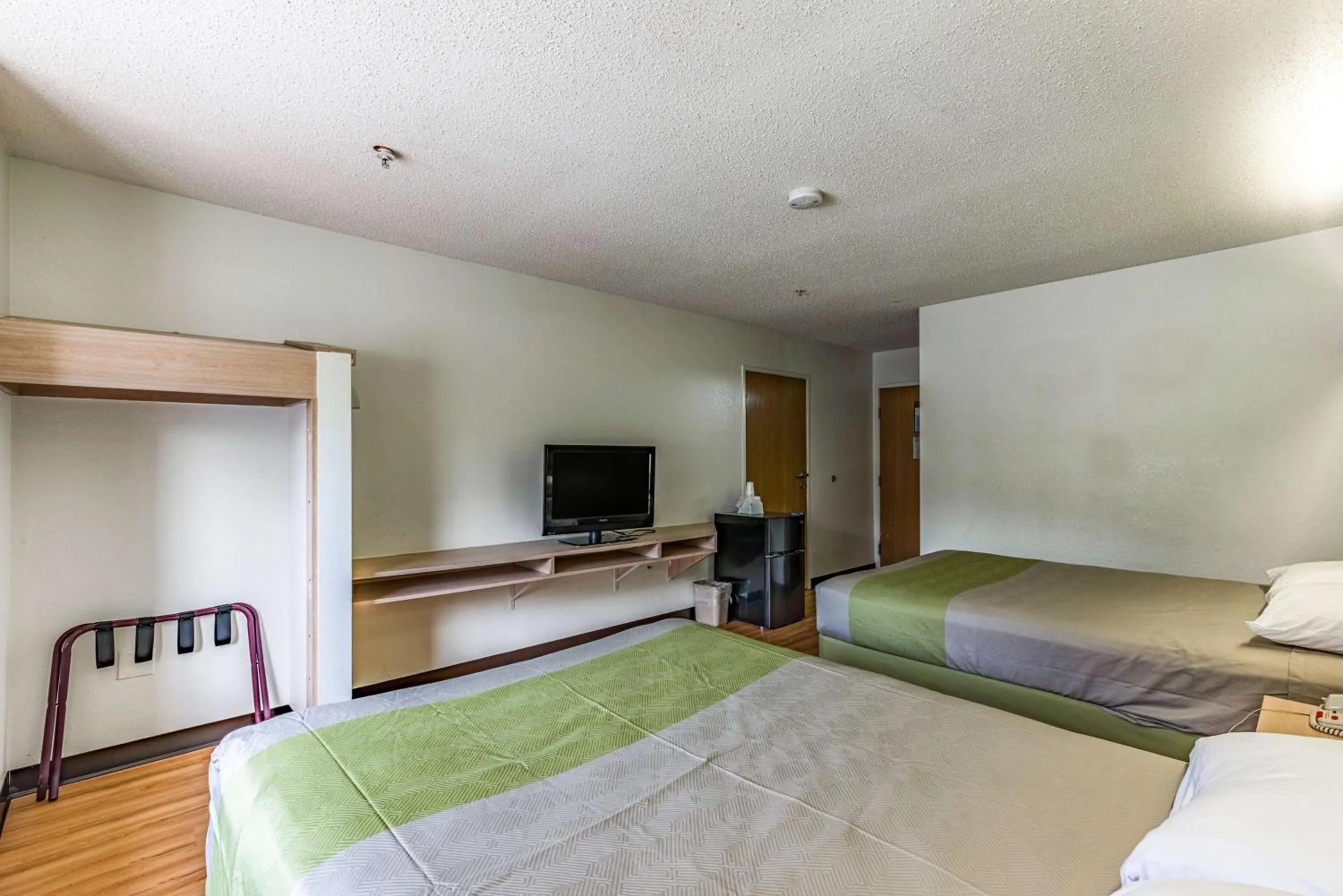 TV and multimedia, Bed in Motel 6-Charlotte, NC - University