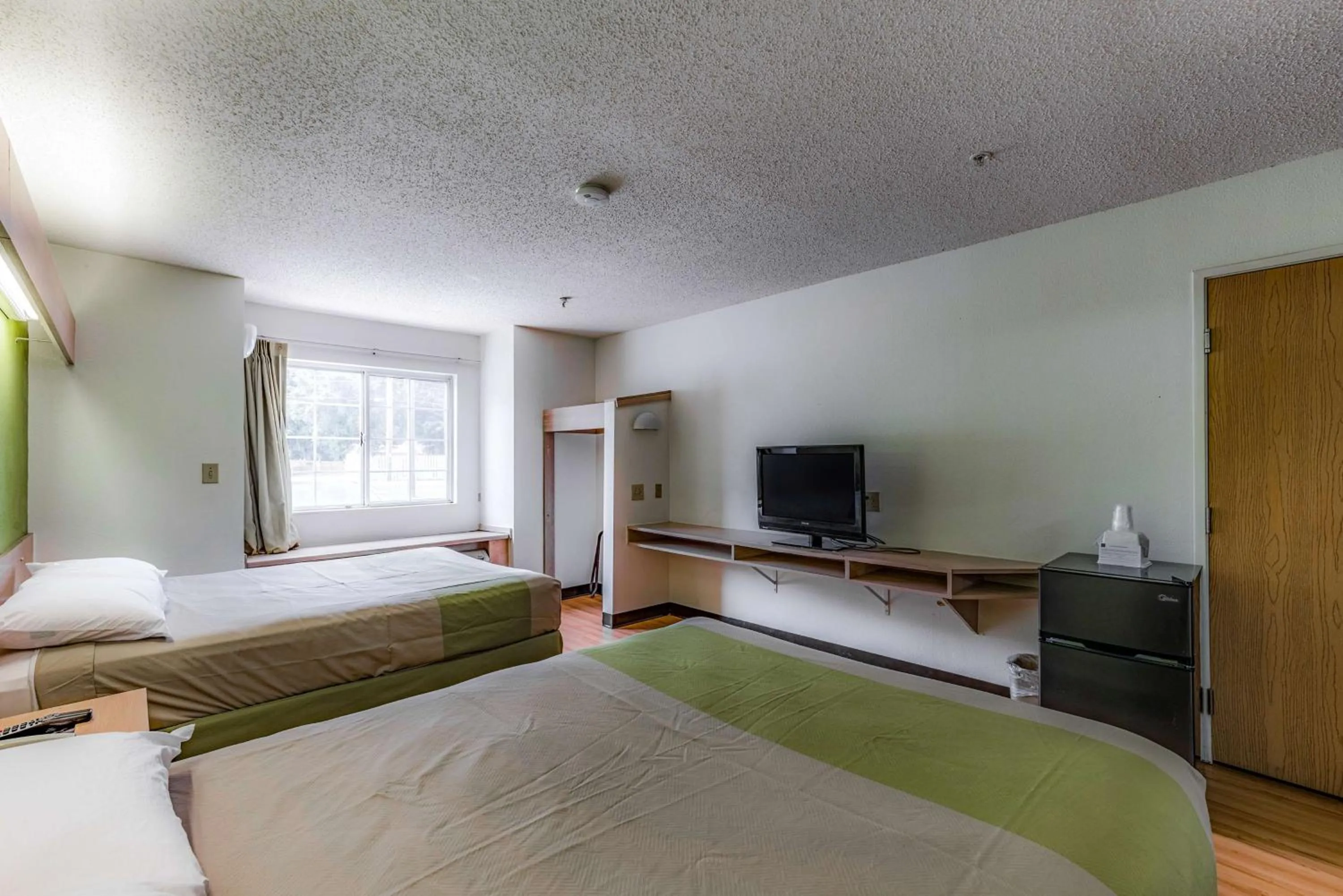 TV and multimedia, Bed in Motel 6-Charlotte, NC - University