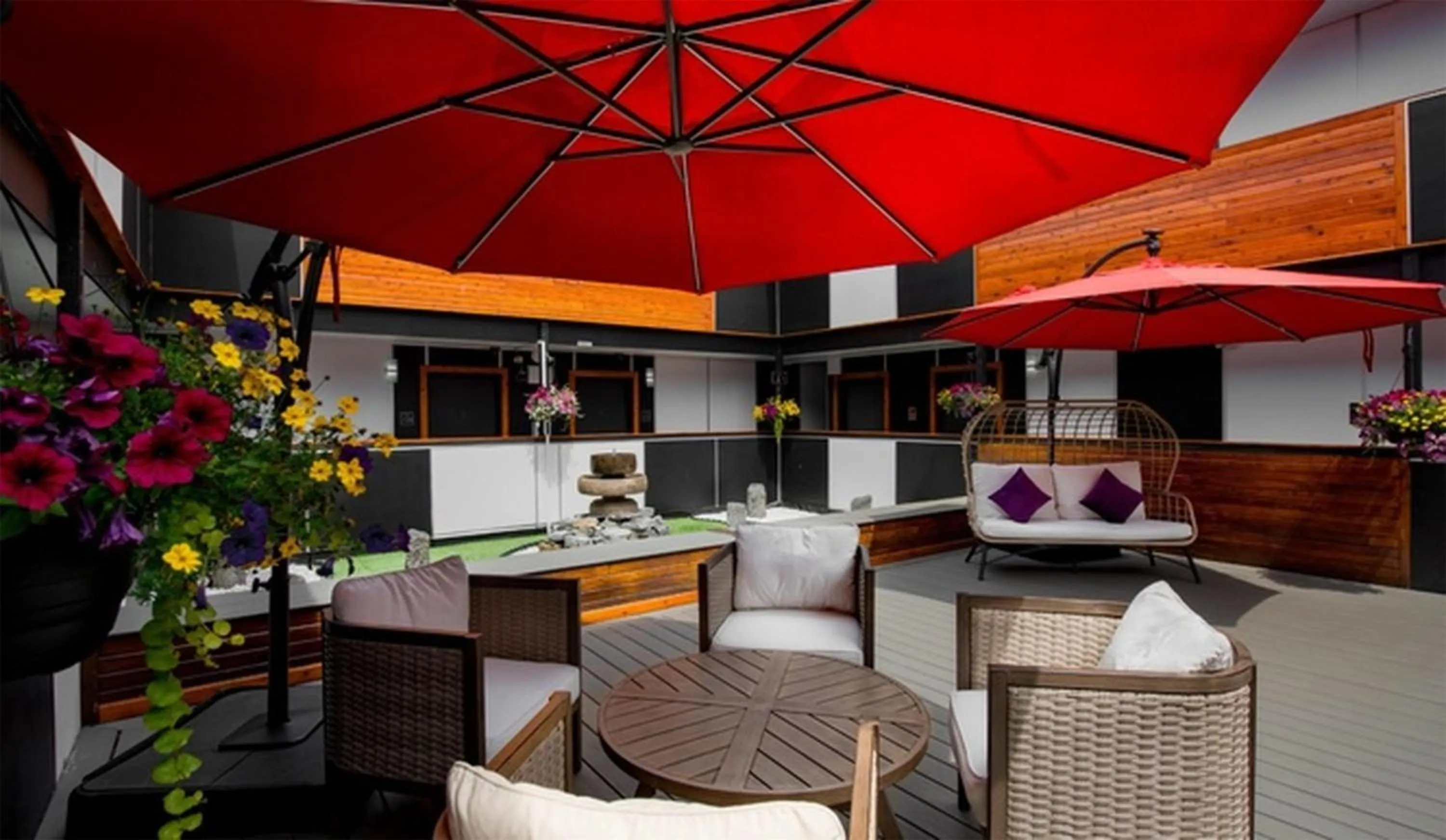 Inner courtyard view in Coast Metro Vancouver Hotel