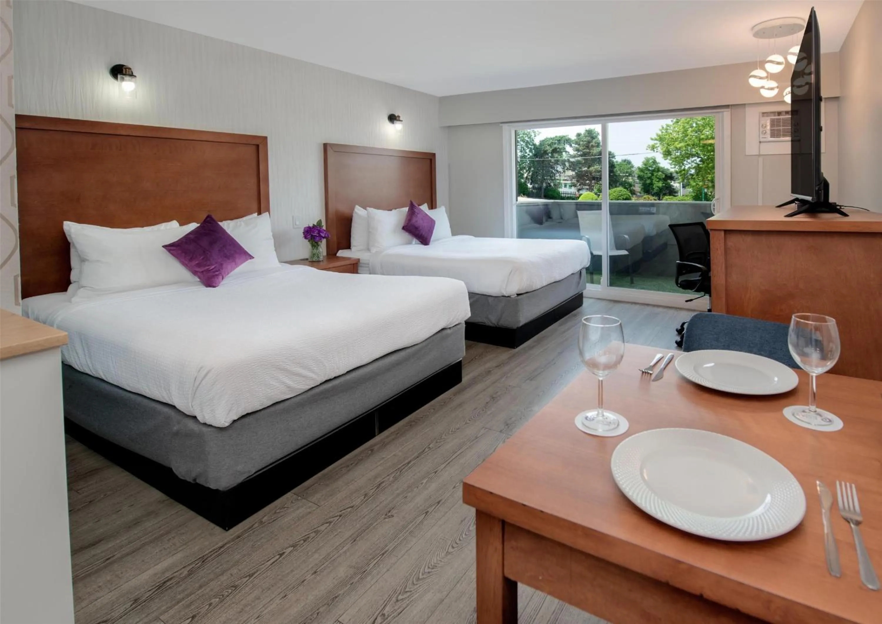 Bedroom, Bed in Coast Metro Vancouver Hotel