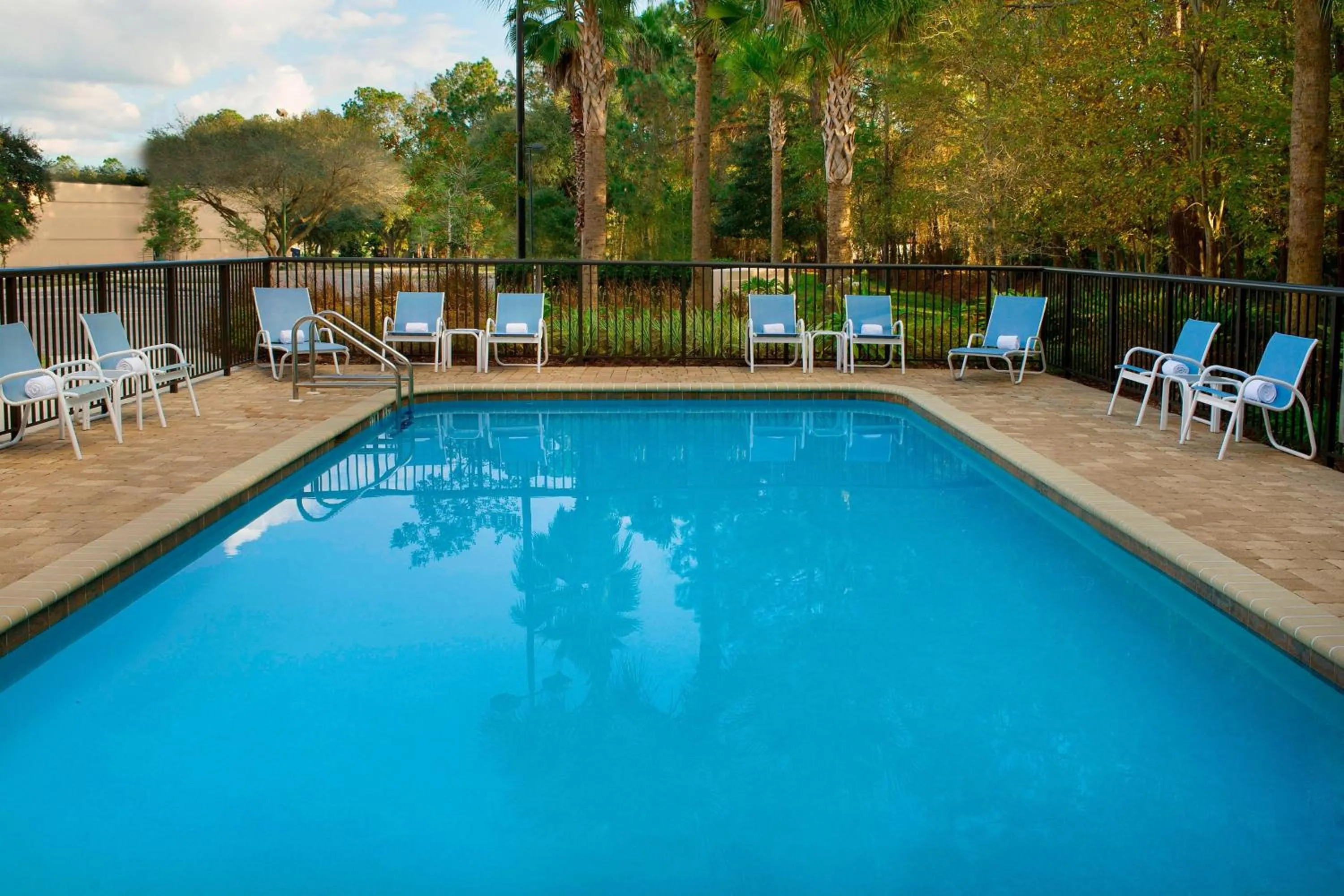 Swimming pool in Four Points by Sheraton Jacksonville Baymeadows