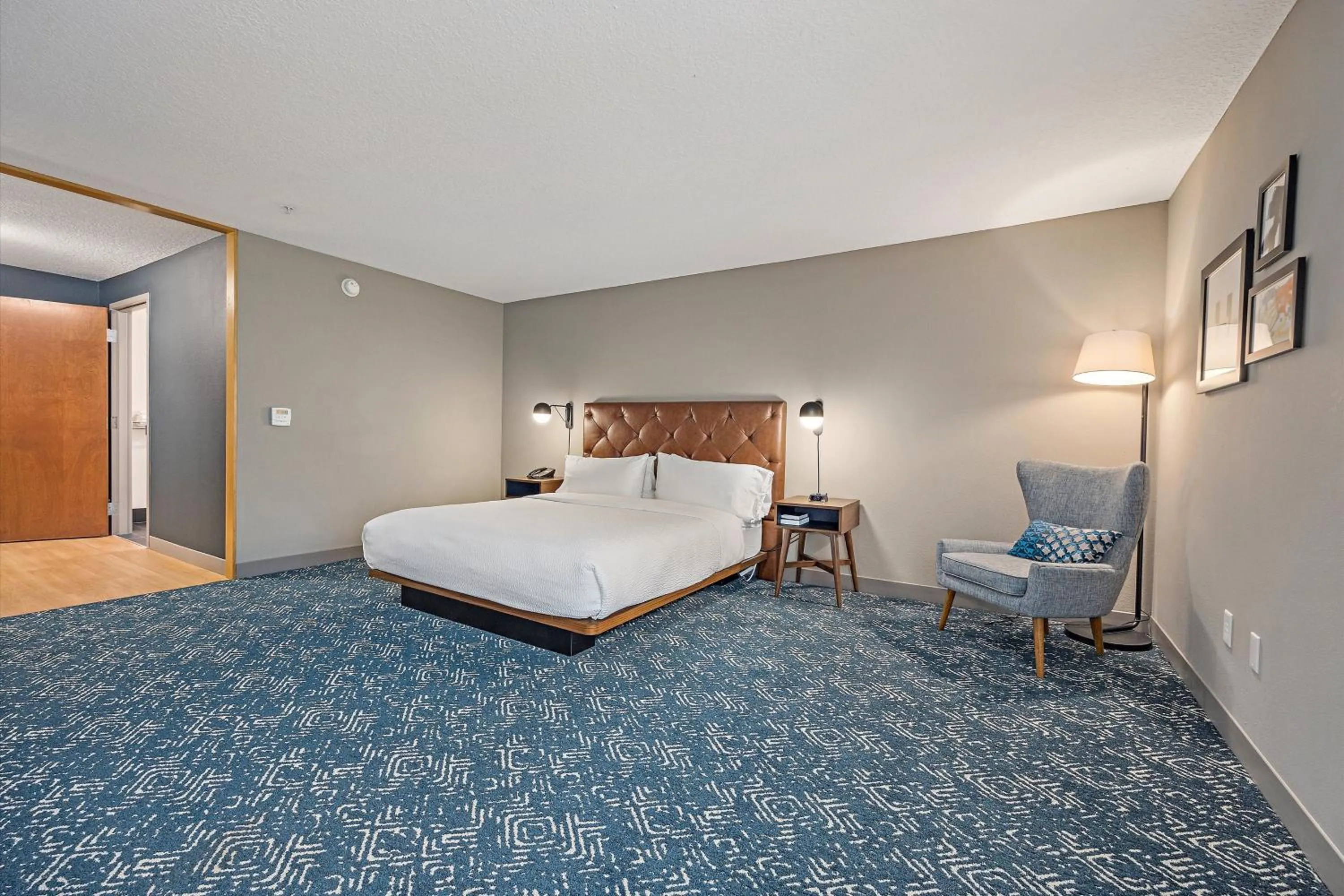 Photo of the whole room, Bed in Four Points by Sheraton Jacksonville Baymeadows