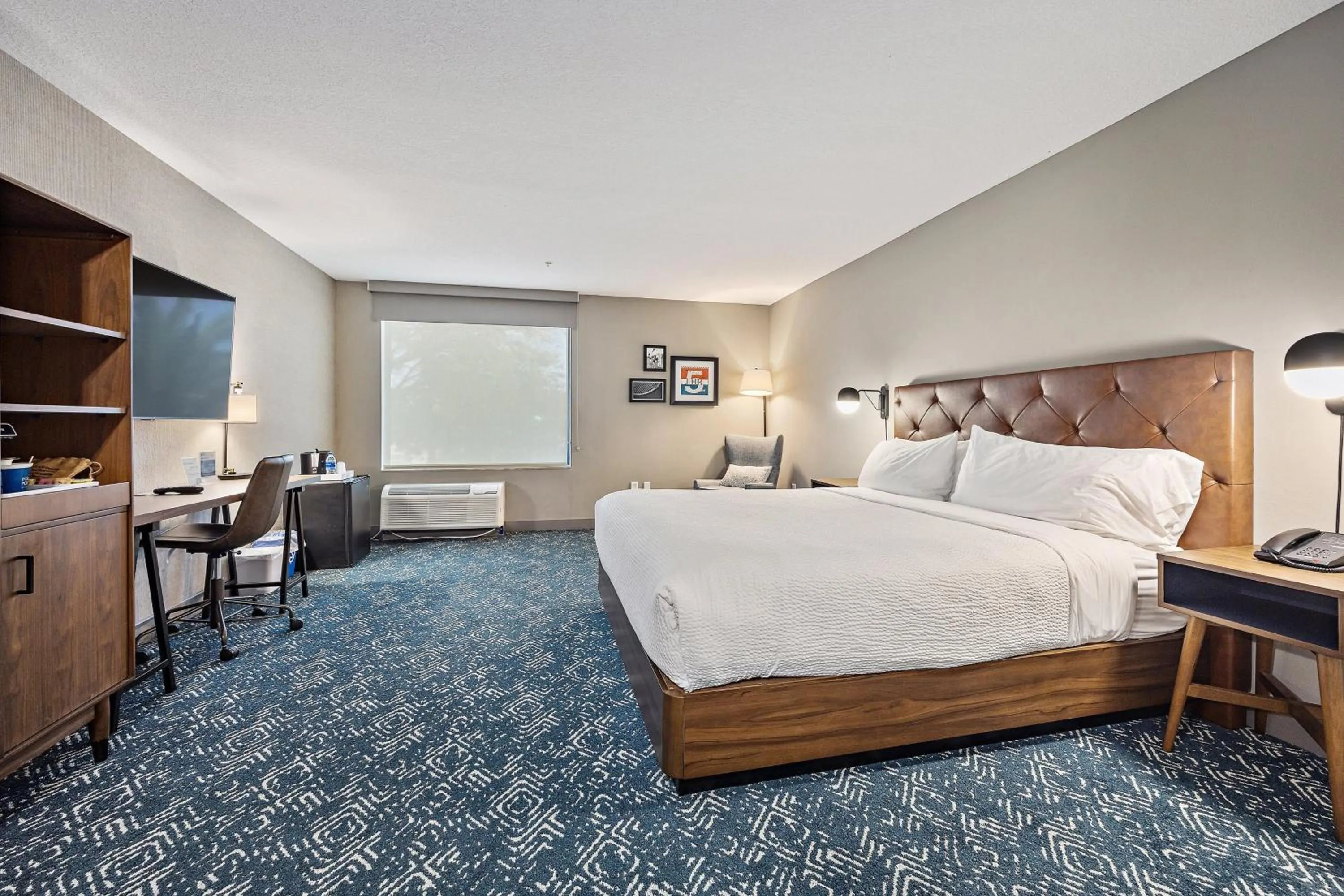 Photo of the whole room, Bed in Four Points by Sheraton Jacksonville Baymeadows
