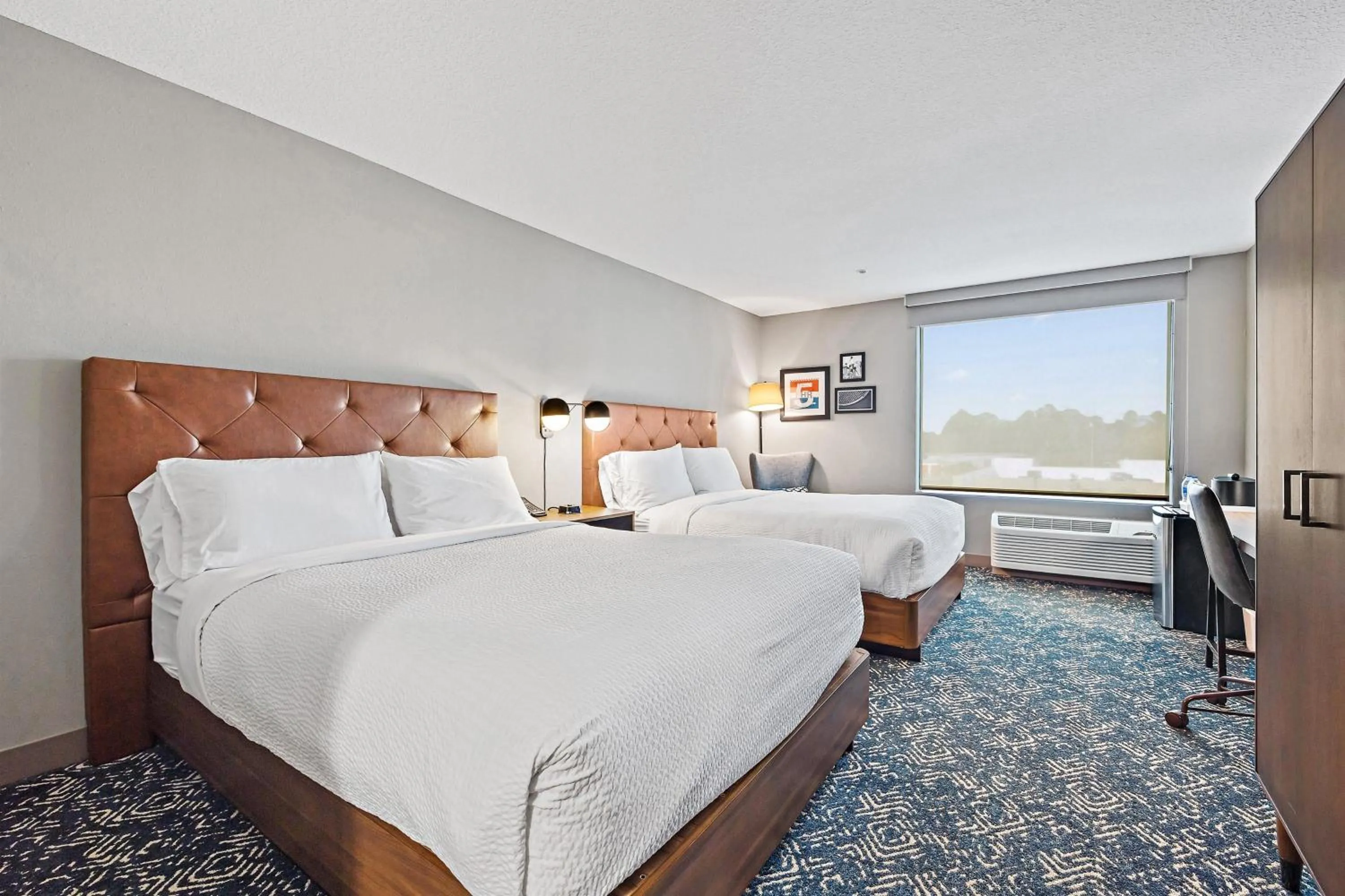 Photo of the whole room, Bed in Four Points by Sheraton Jacksonville Baymeadows