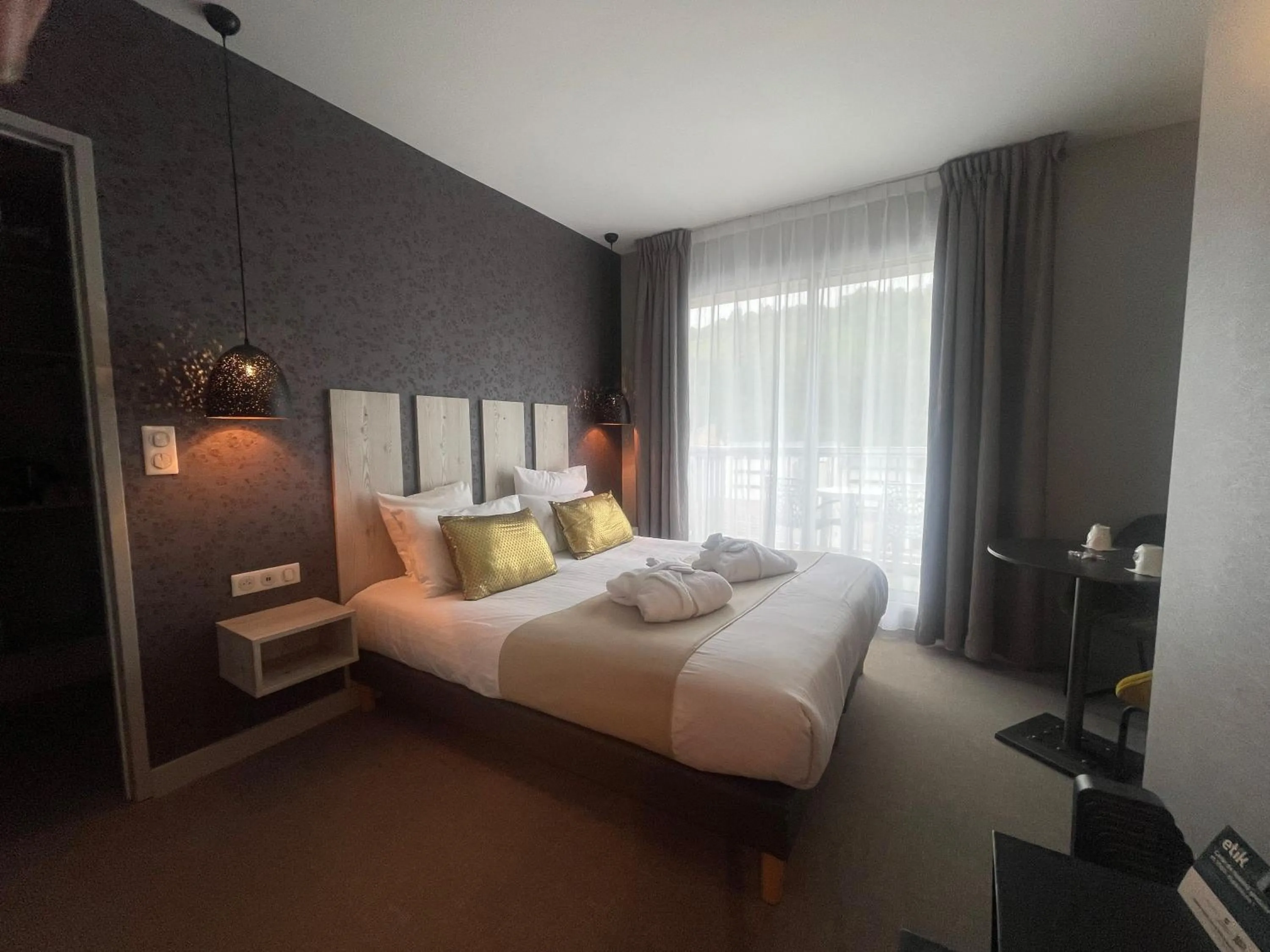 Bed in Cit'Hotel L'Etape