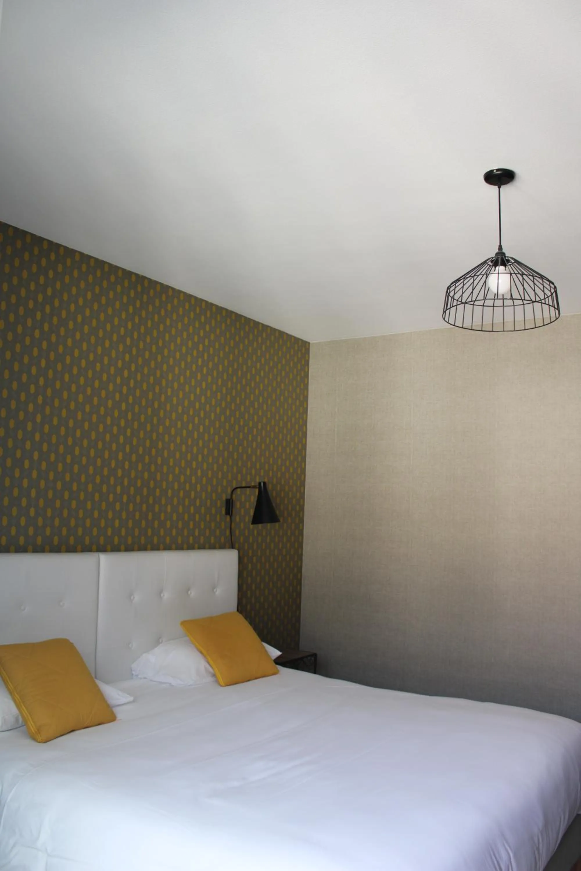 Bed in Cit'Hotel L'Etape