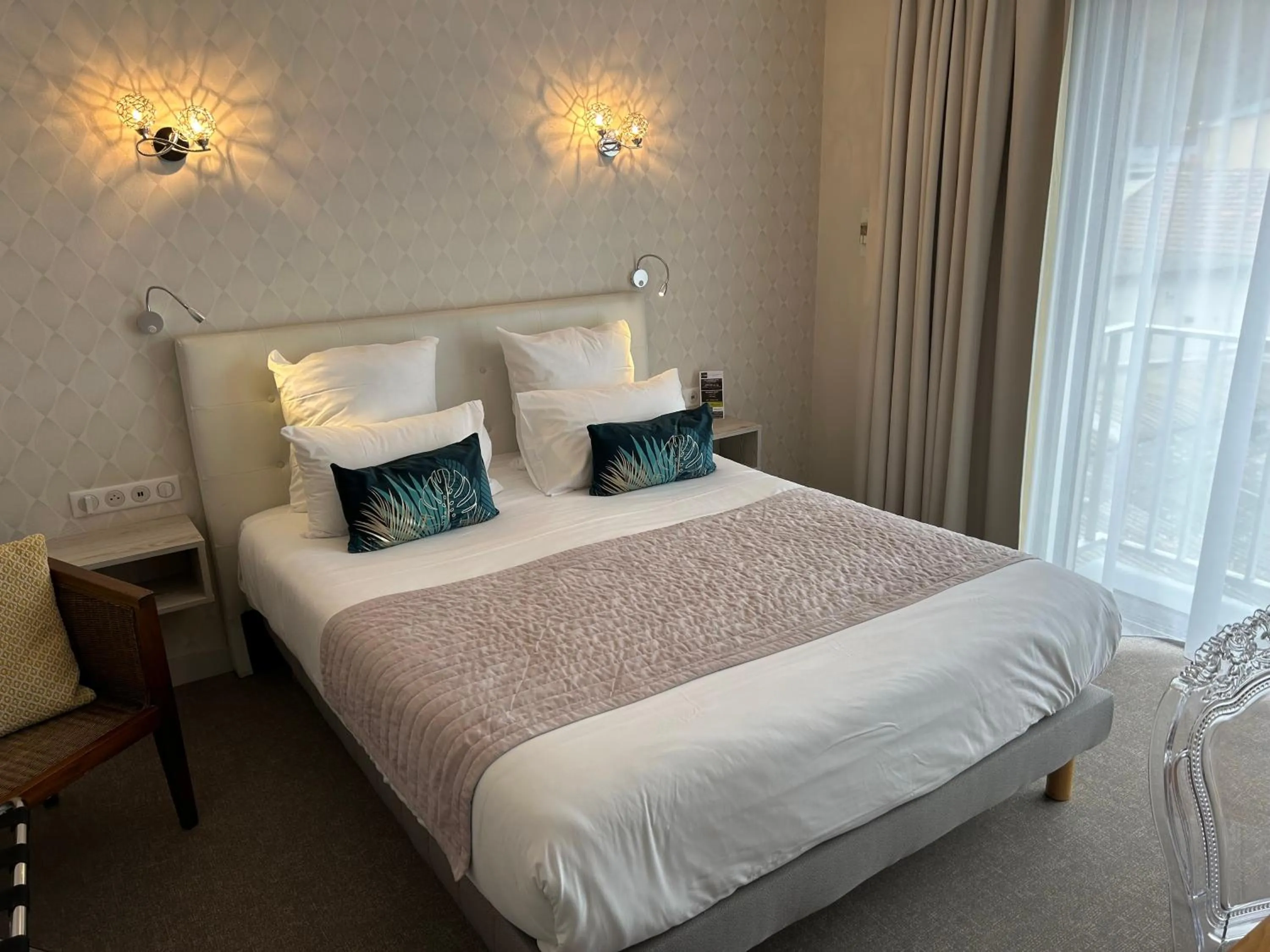 Bed in Cit'Hotel L'Etape