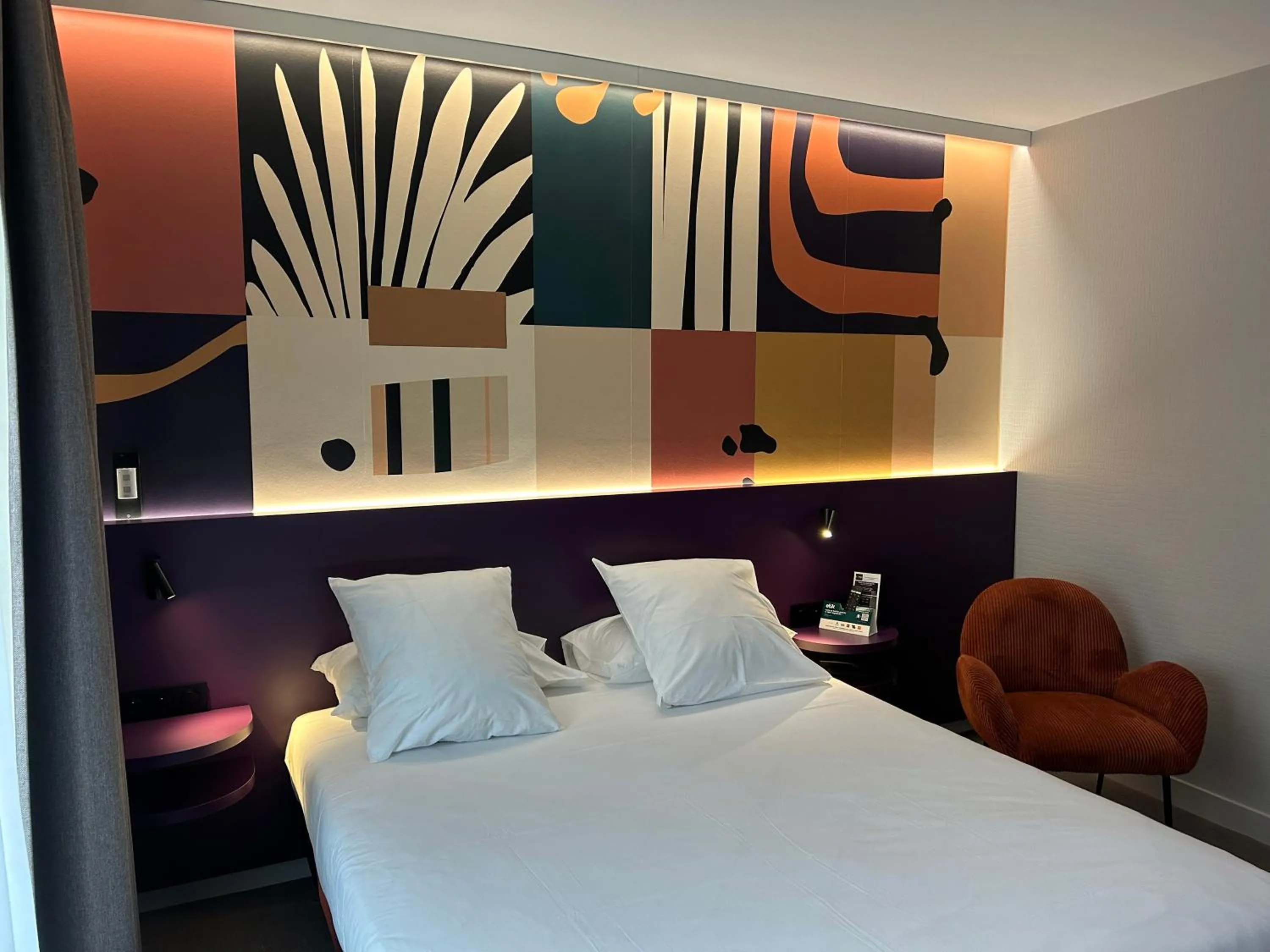 Bed in Cit'Hotel L'Etape