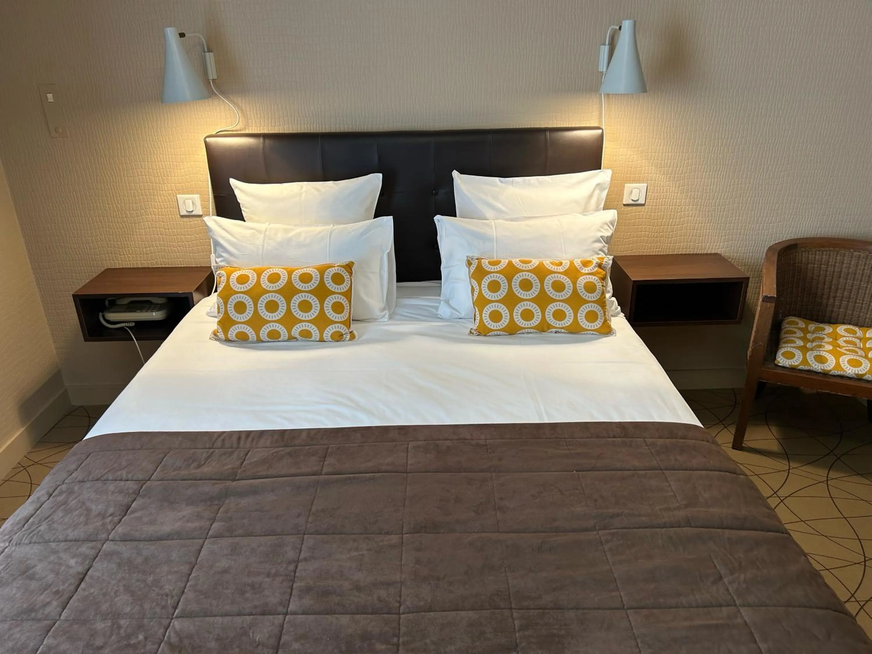 Bed in Cit'Hotel L'Etape