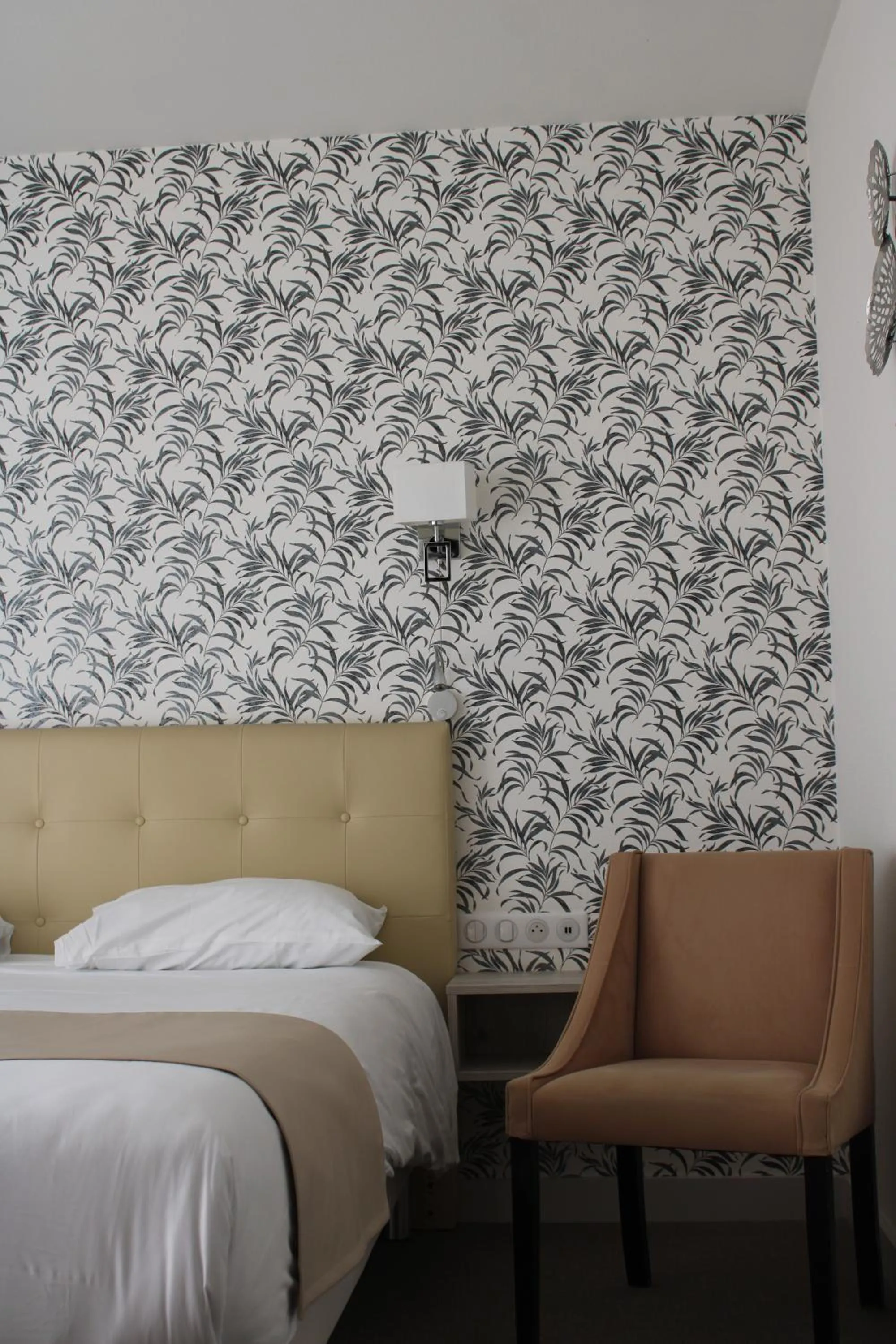 Bed in Cit'Hotel L'Etape