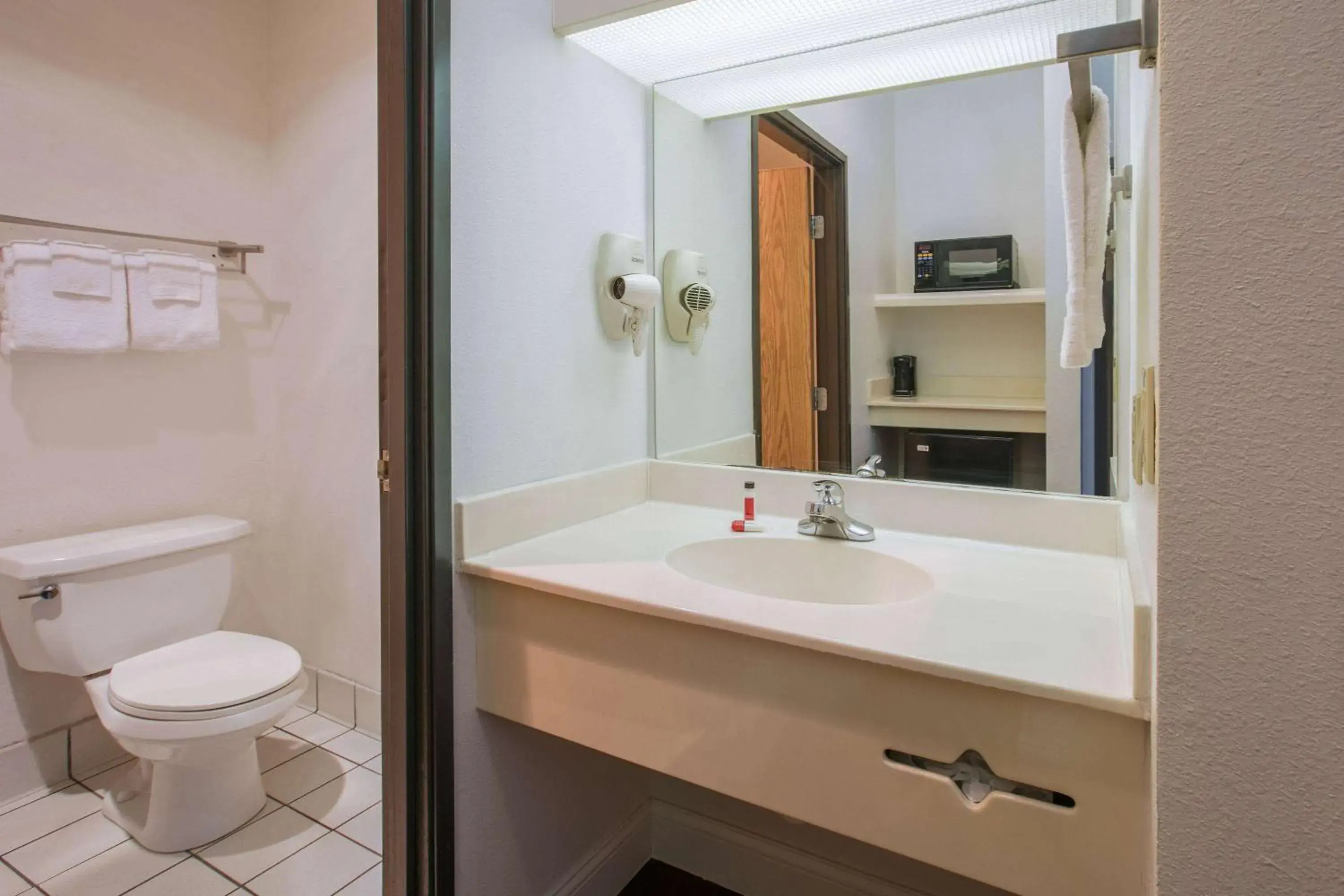 Photo of the whole room in Super 8 by Wyndham Garland North Dallas Area Photo of the whole room in Super 8 by Wyndham Garland North Dallas Area