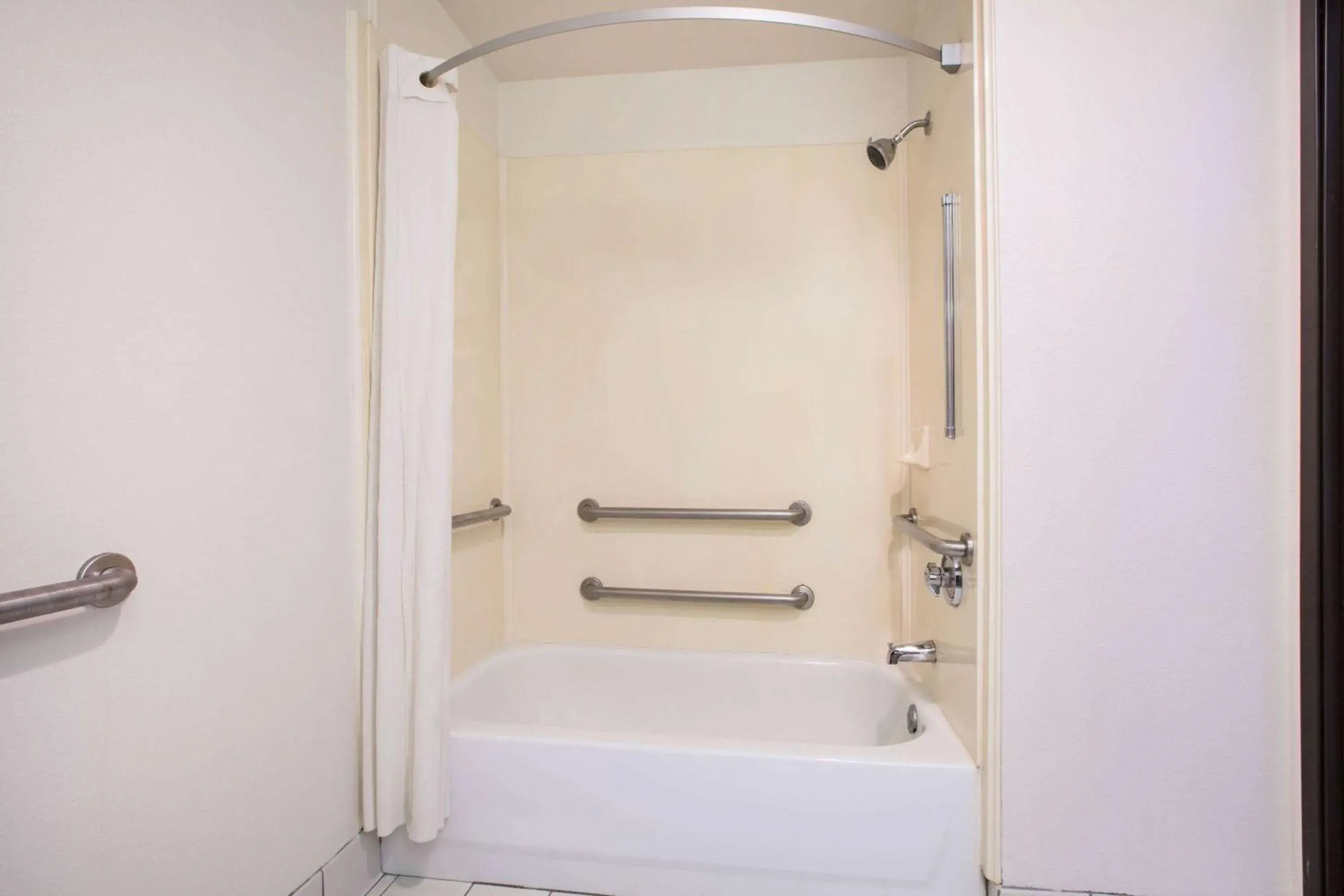 Photo of the whole room in Super 8 by Wyndham Garland North Dallas Area Photo of the whole room in Super 8 by Wyndham Garland North Dallas Area