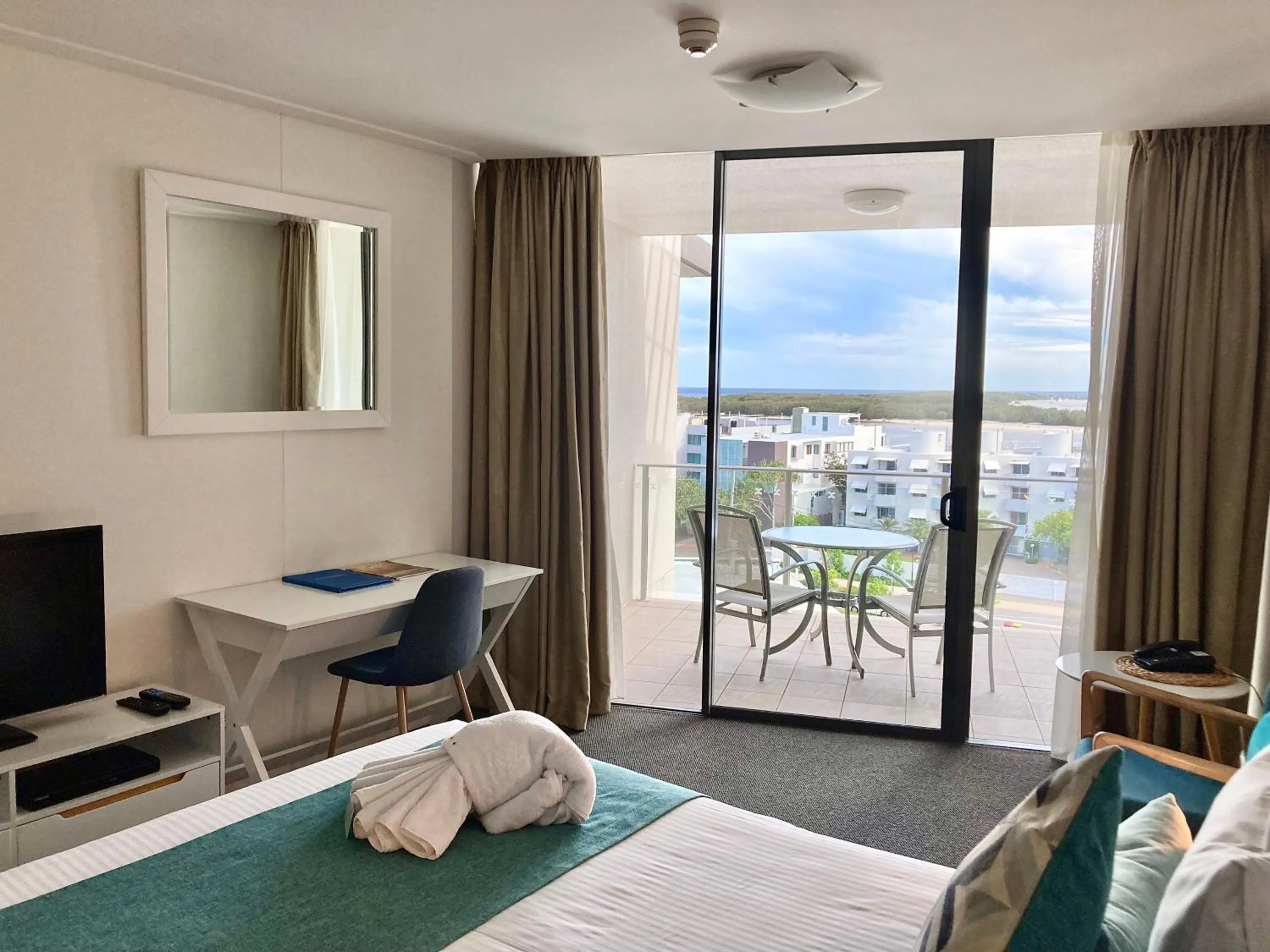 Balcony/Terrace, Bed in Ocean Views Resort Caloundra