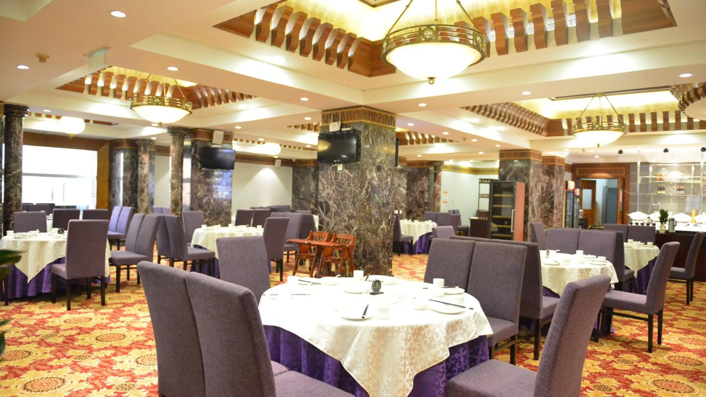 Restaurant/places to eat in Crowne Plaza Qingdao by IHG