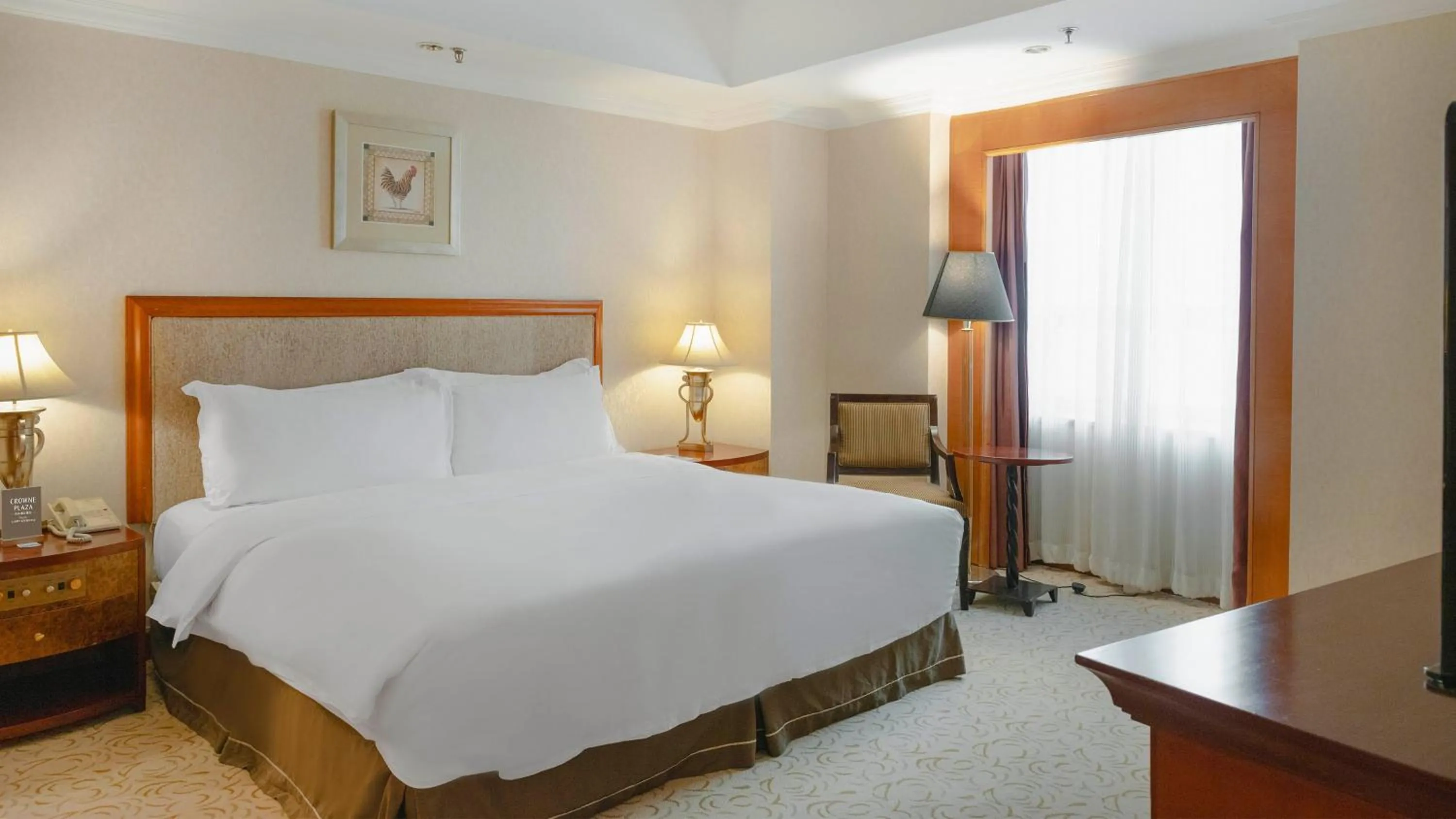Photo of the whole room, Bed in Crowne Plaza Qingdao by IHG