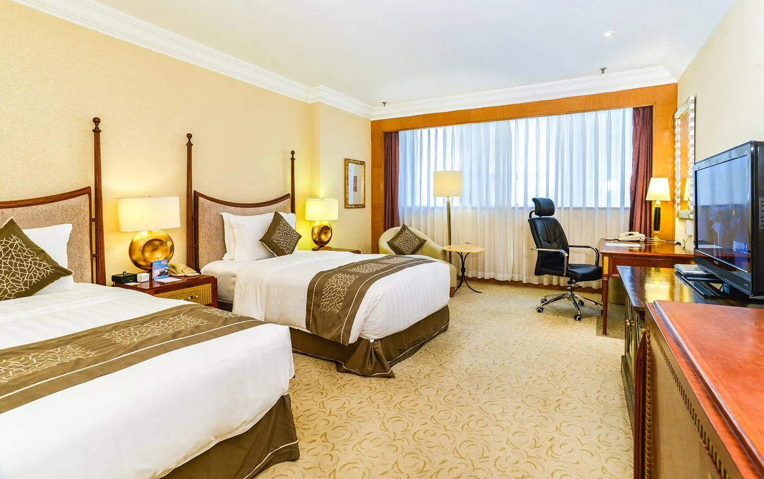 Photo of the whole room, Bed in Crowne Plaza Qingdao by IHG