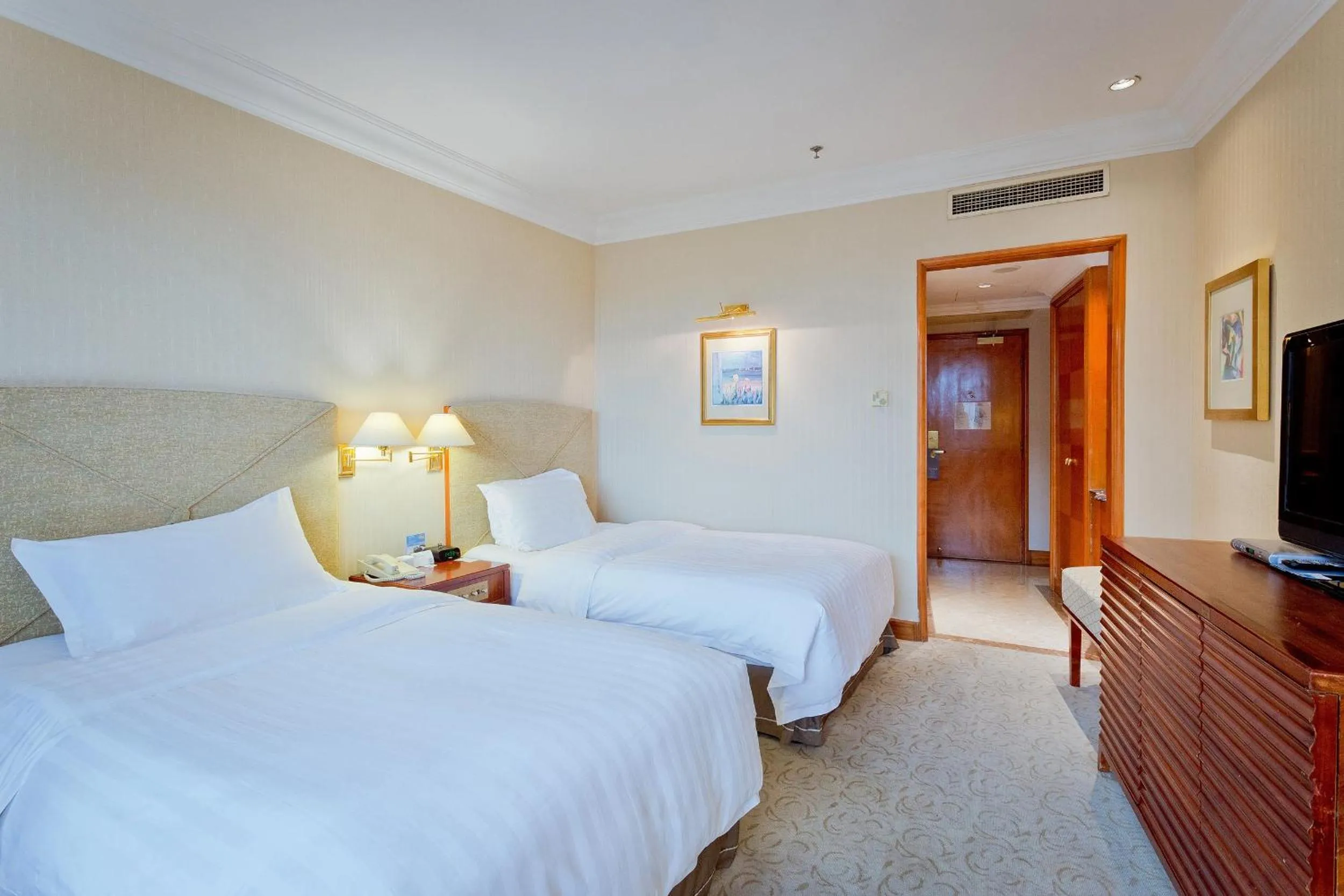 Photo of the whole room, Bed in Crowne Plaza Qingdao by IHG