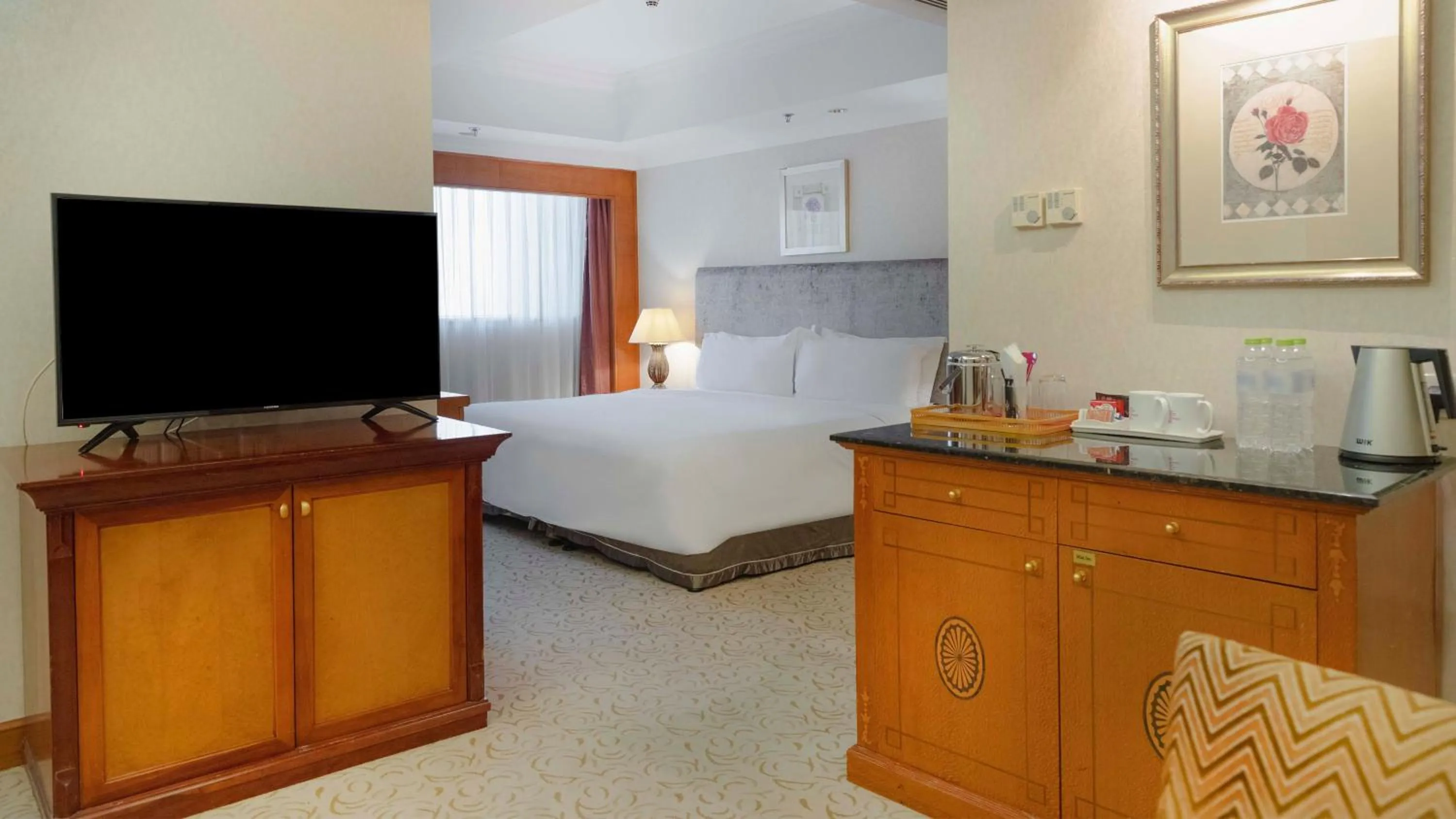 Photo of the whole room, Bed in Crowne Plaza Qingdao by IHG