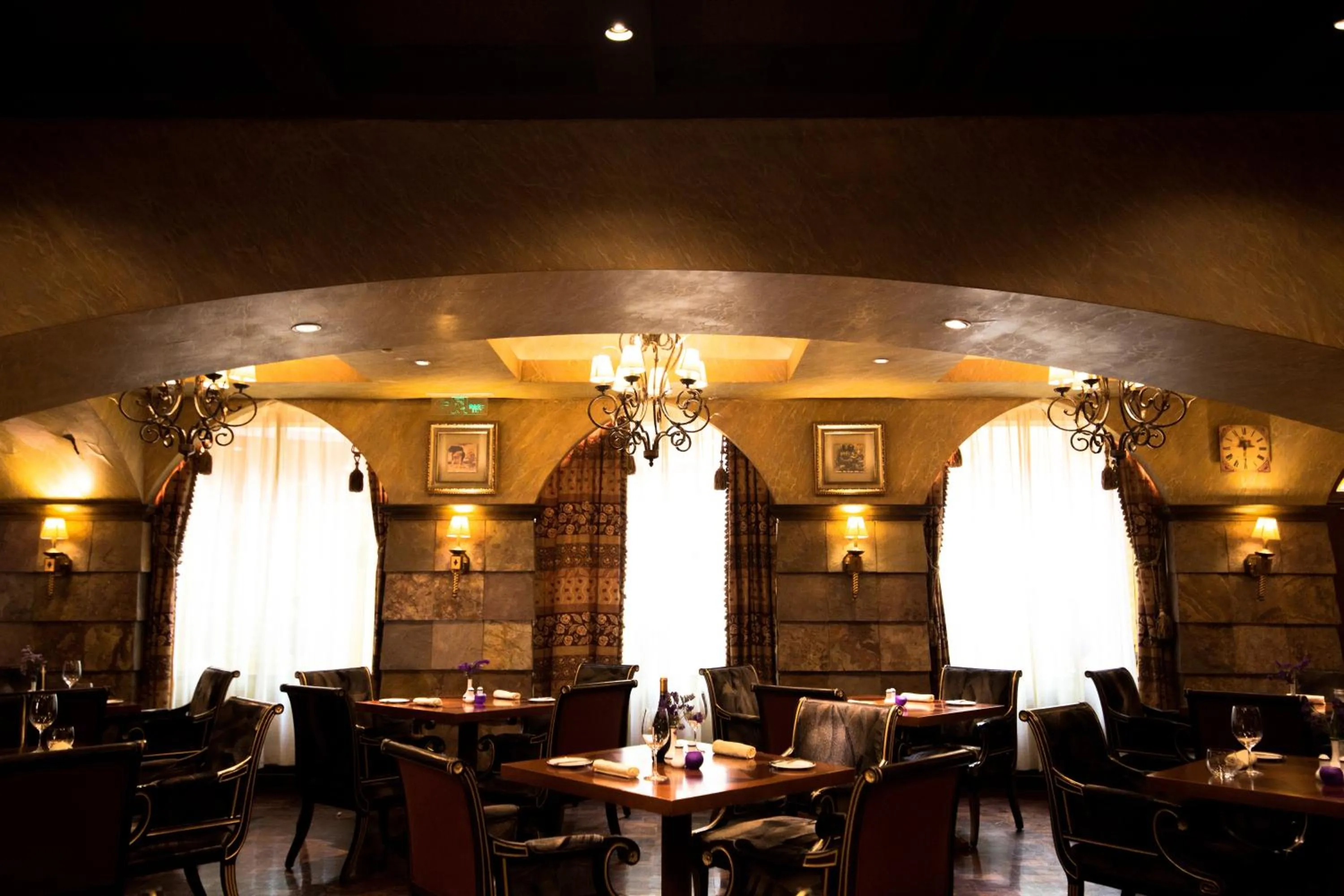 Restaurant/places to eat in Crowne Plaza Qingdao by IHG