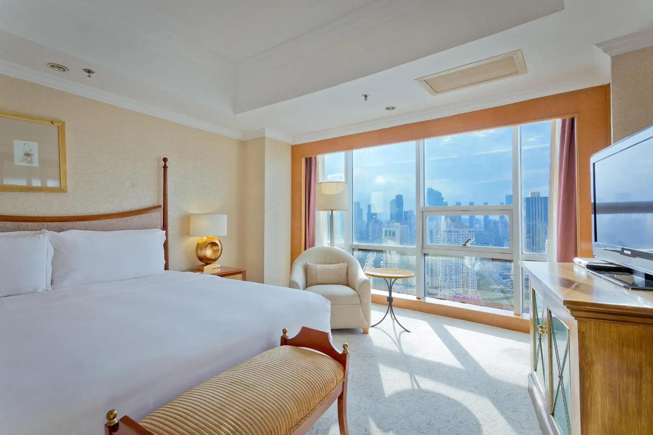 Photo of the whole room, Bed in Crowne Plaza Qingdao by IHG Photo of the whole room, Bed in Crowne Plaza Qingdao by IHG