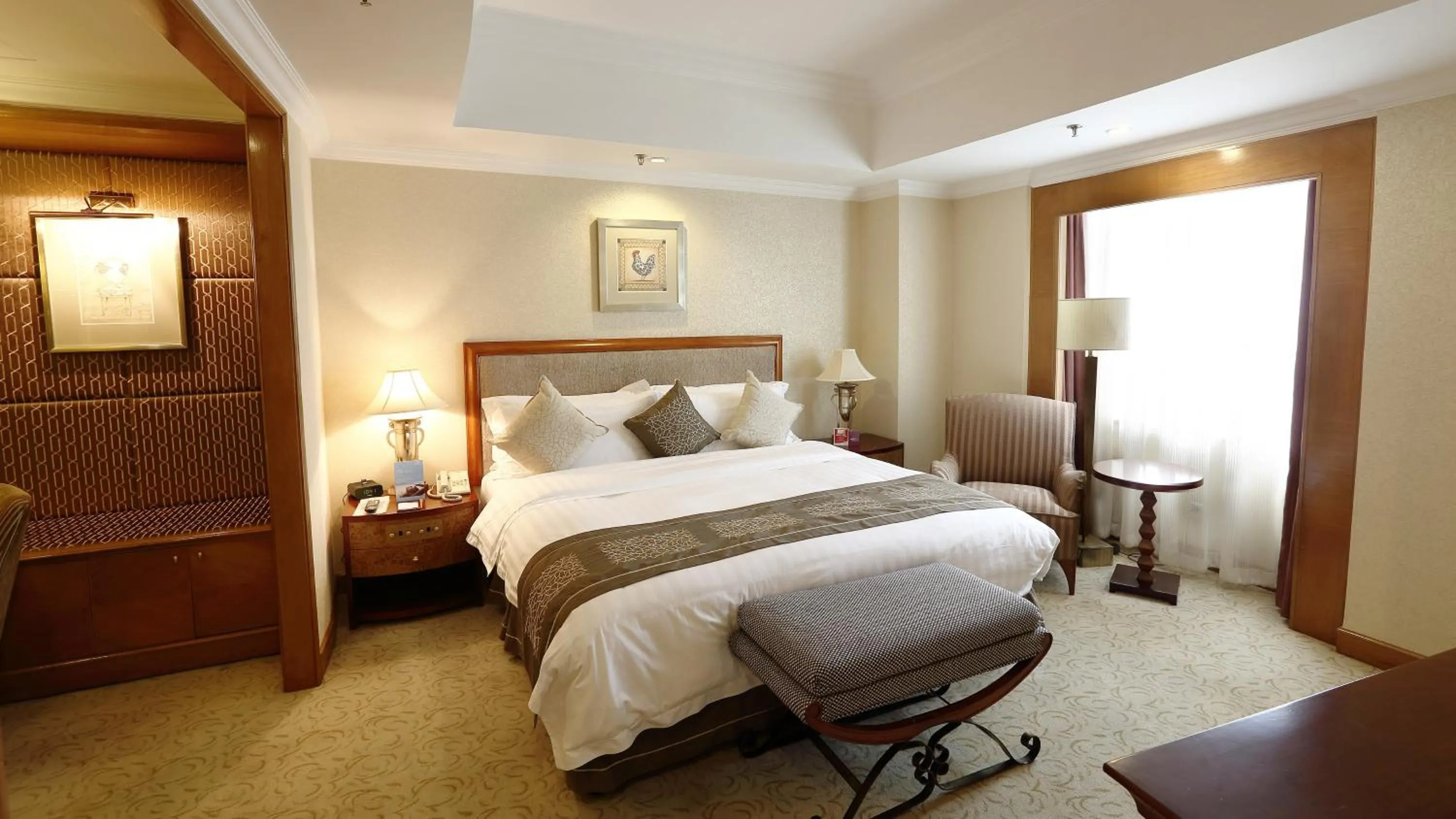 Photo of the whole room, Bed in Crowne Plaza Qingdao by IHG