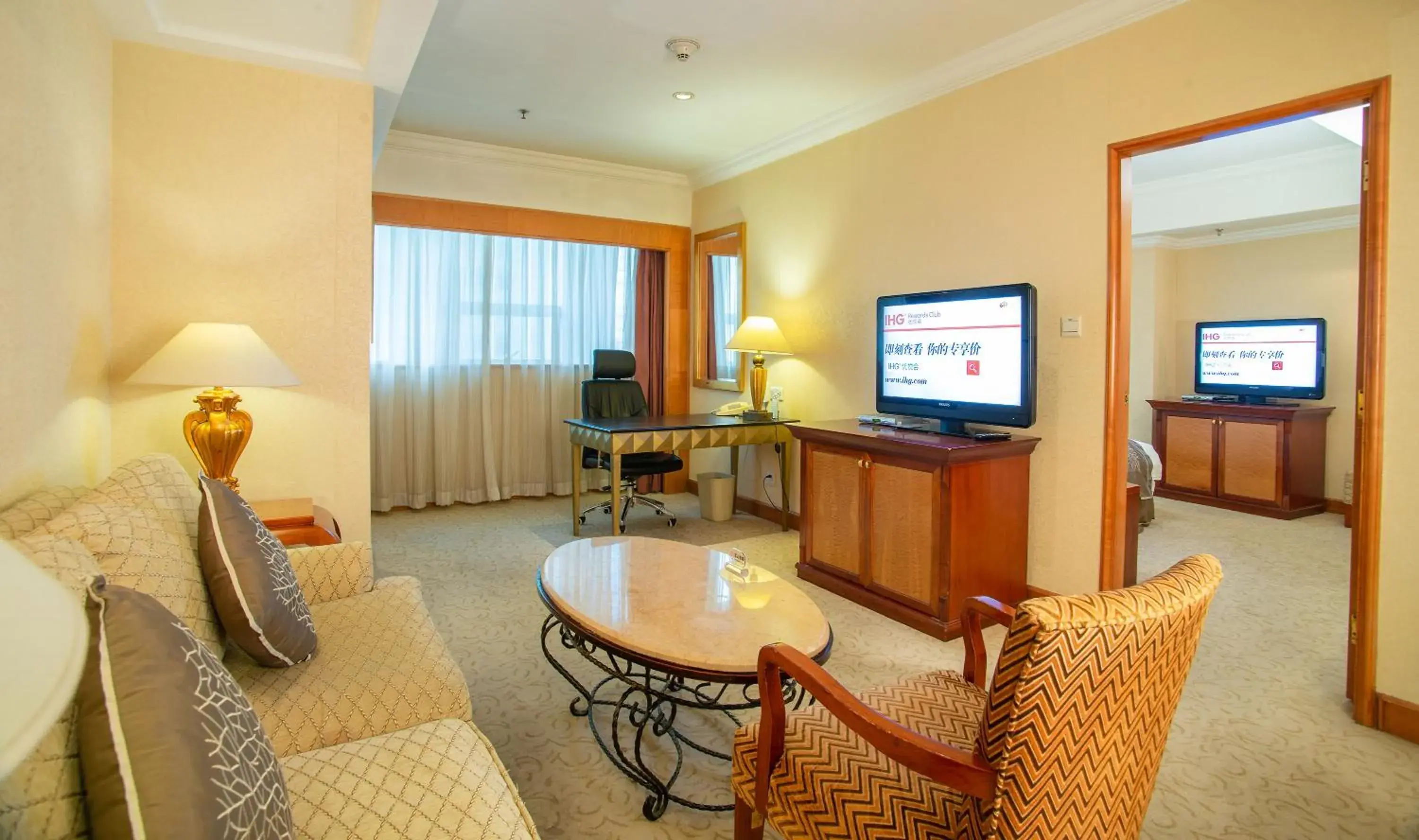 Living room in Crowne Plaza Qingdao by IHG Living room in Crowne Plaza Qingdao by IHG