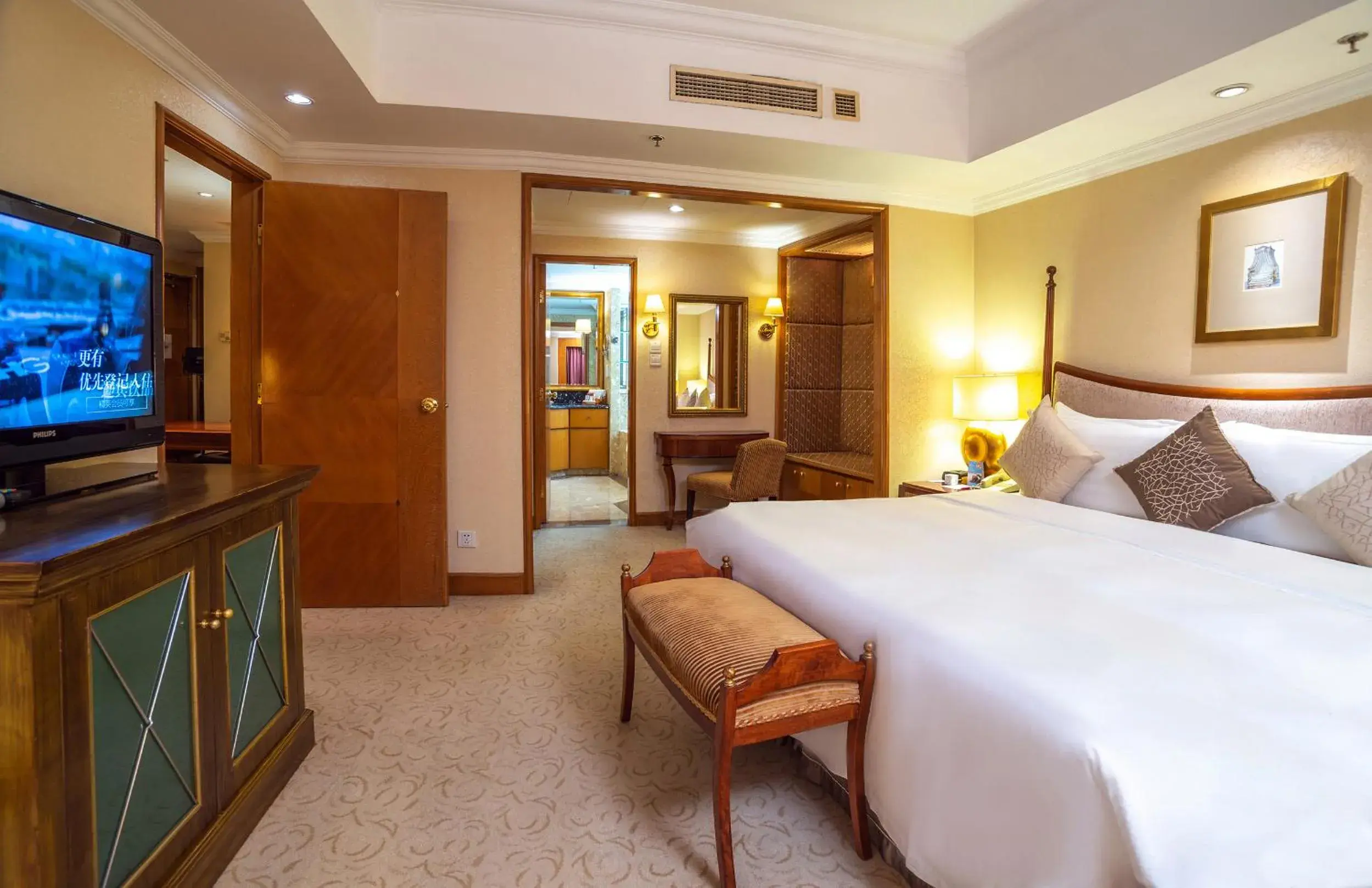 Photo of the whole room, Bed in Crowne Plaza Qingdao by IHG Photo of the whole room, Bed in Crowne Plaza Qingdao by IHG