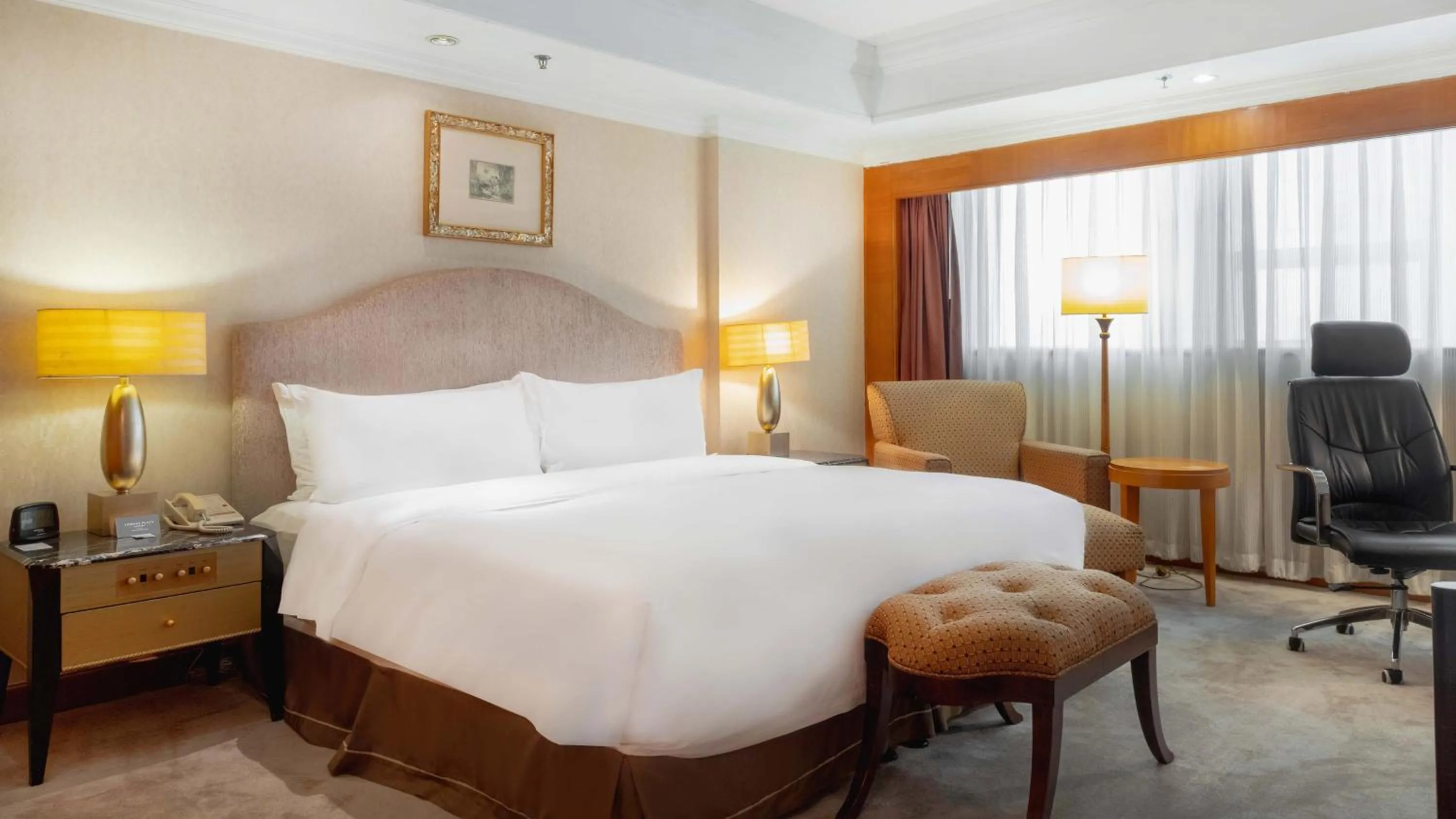 Photo of the whole room, Bed in Crowne Plaza Qingdao by IHG