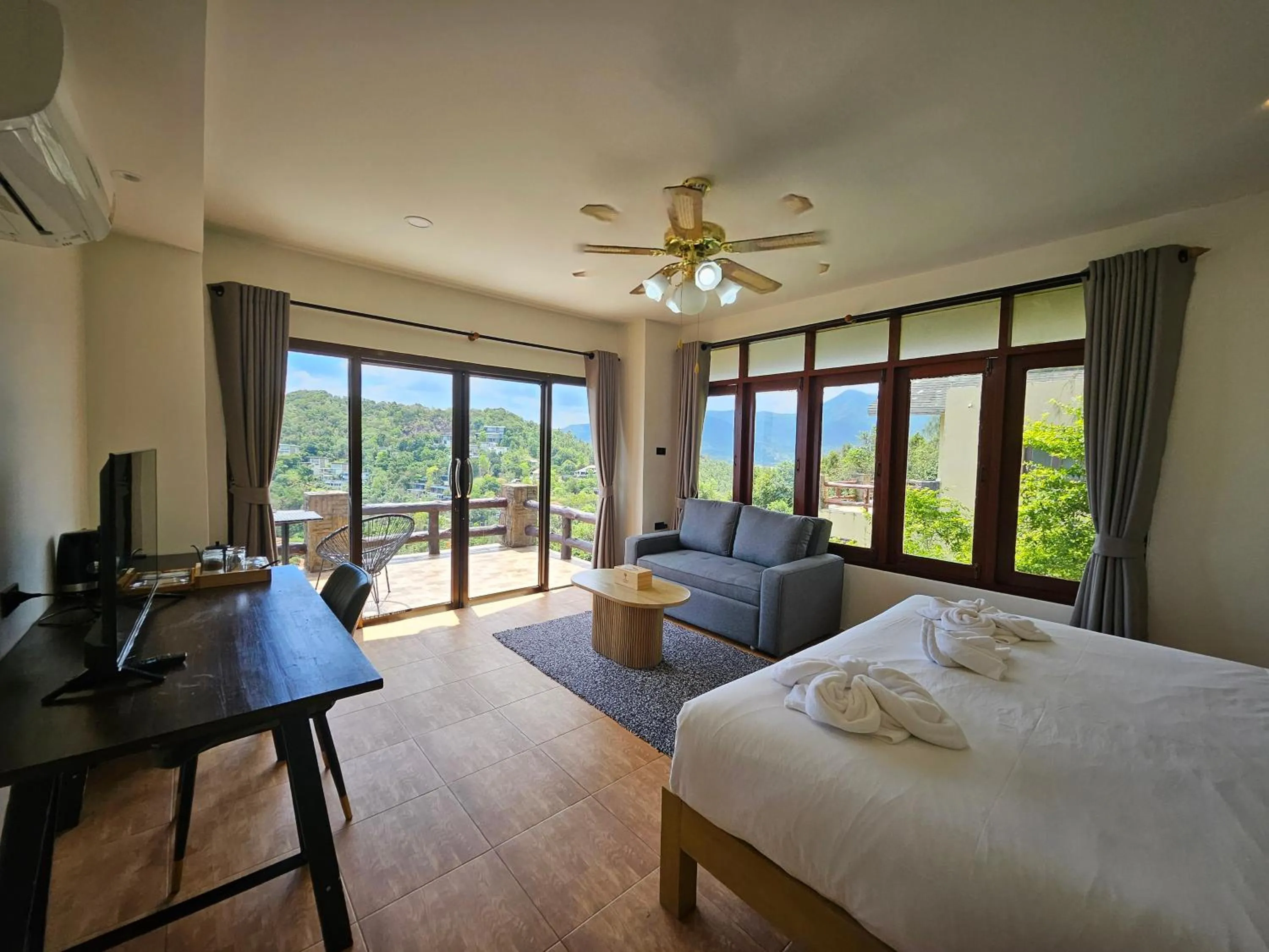 Photo of the whole room, Bed in Phangan Utopia Resort