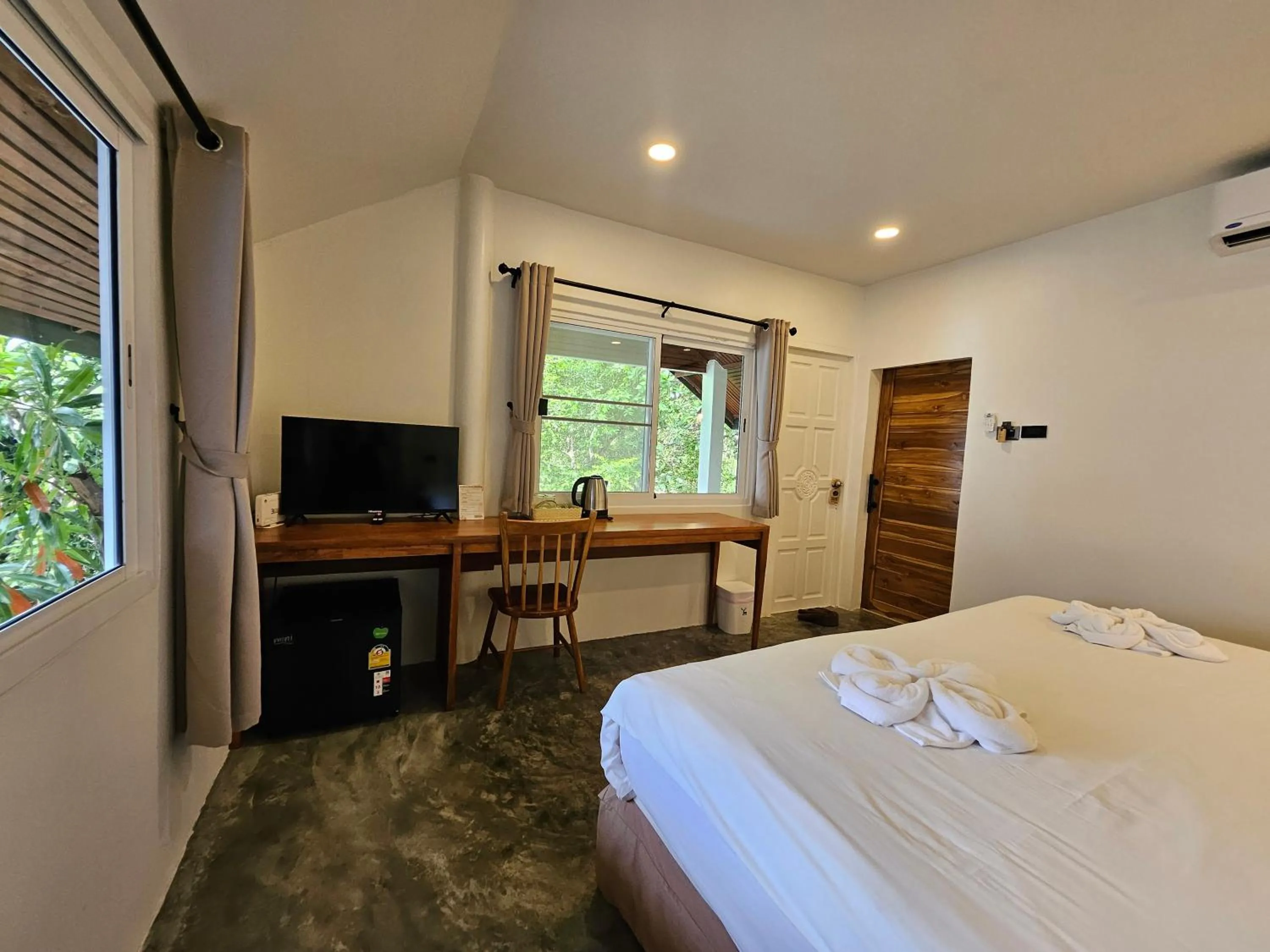 Seating area, Bed in Phangan Utopia Resort