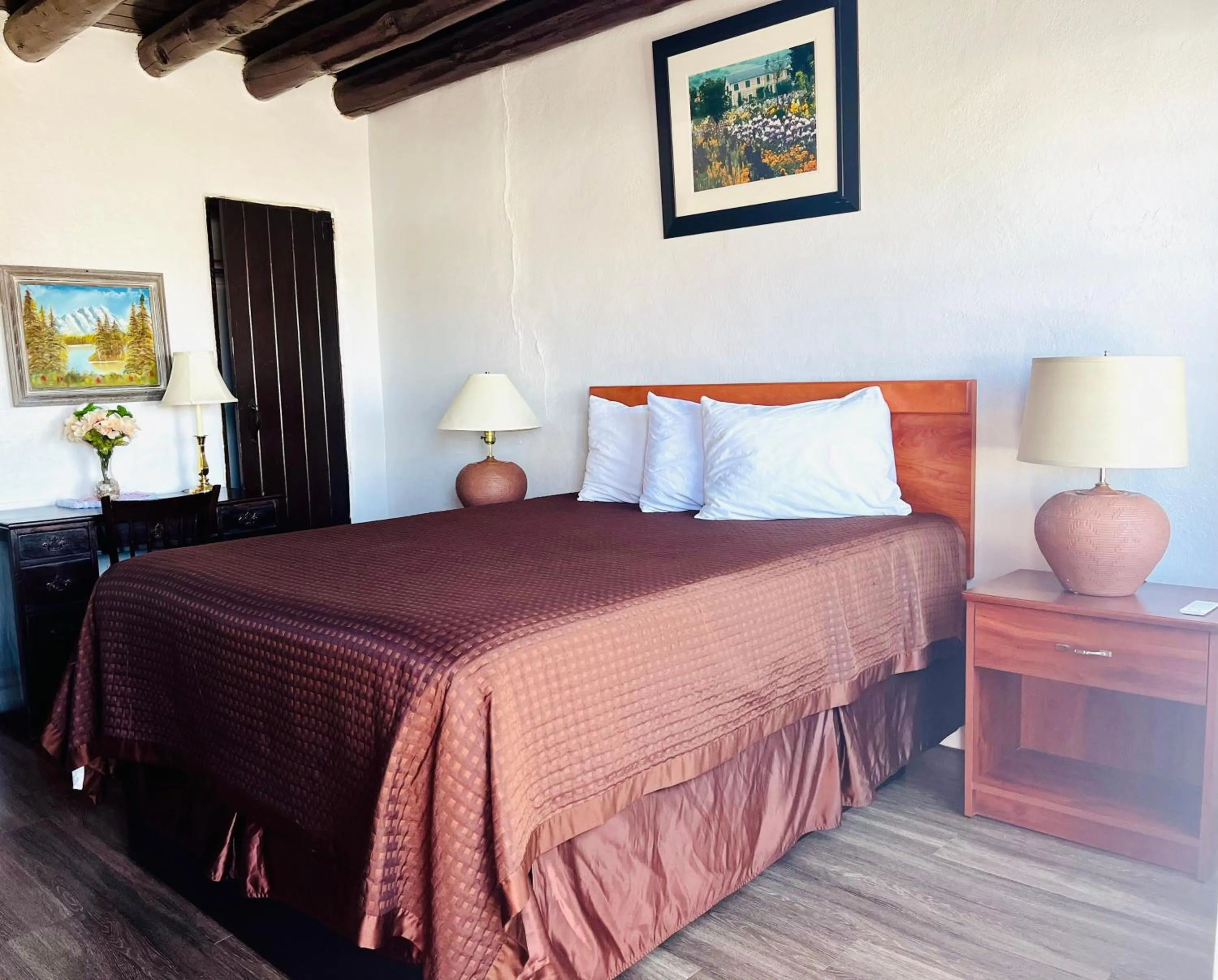 Bed in Cottonwood Court Motel