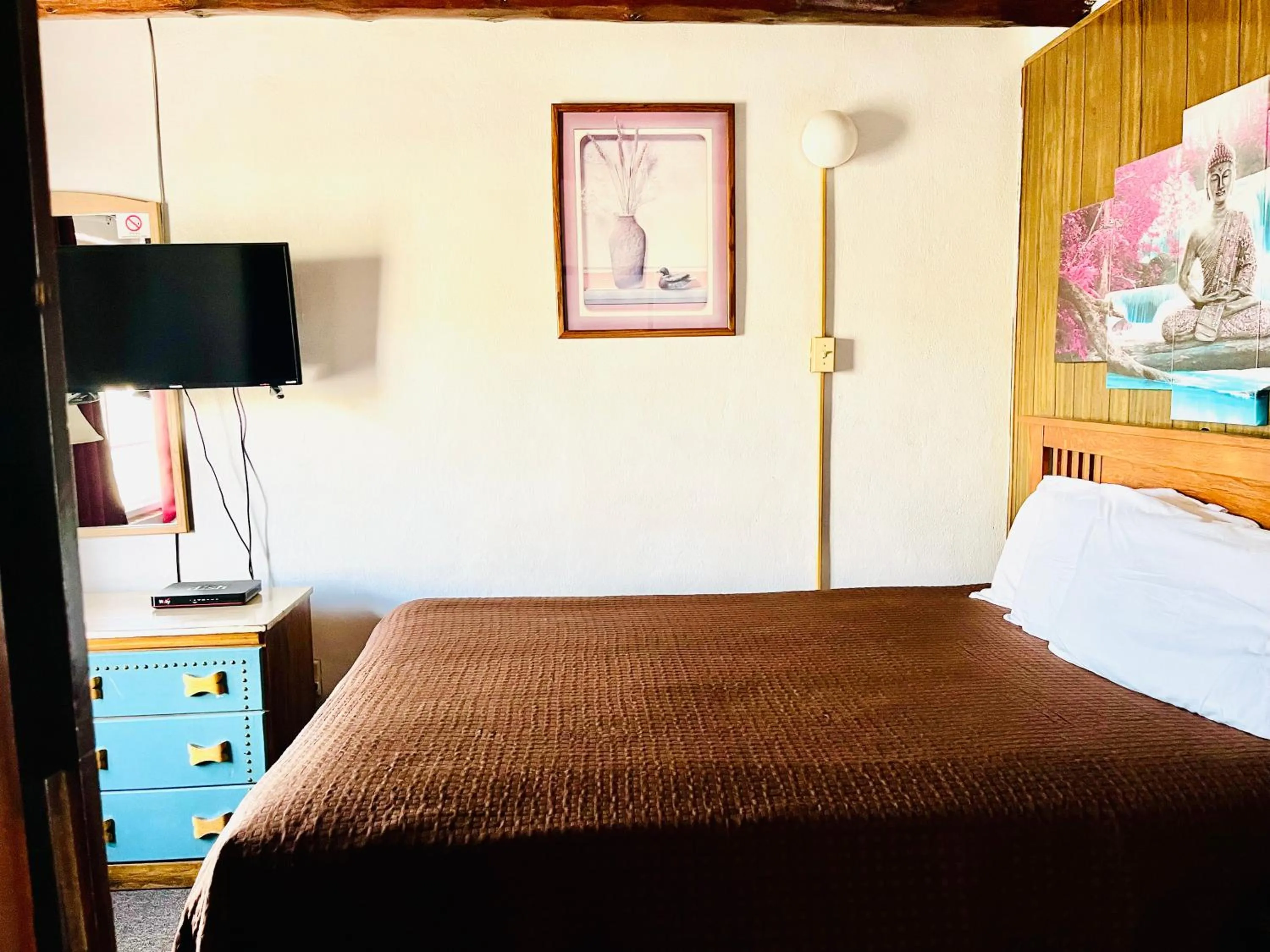 Bed in Cottonwood Court Motel