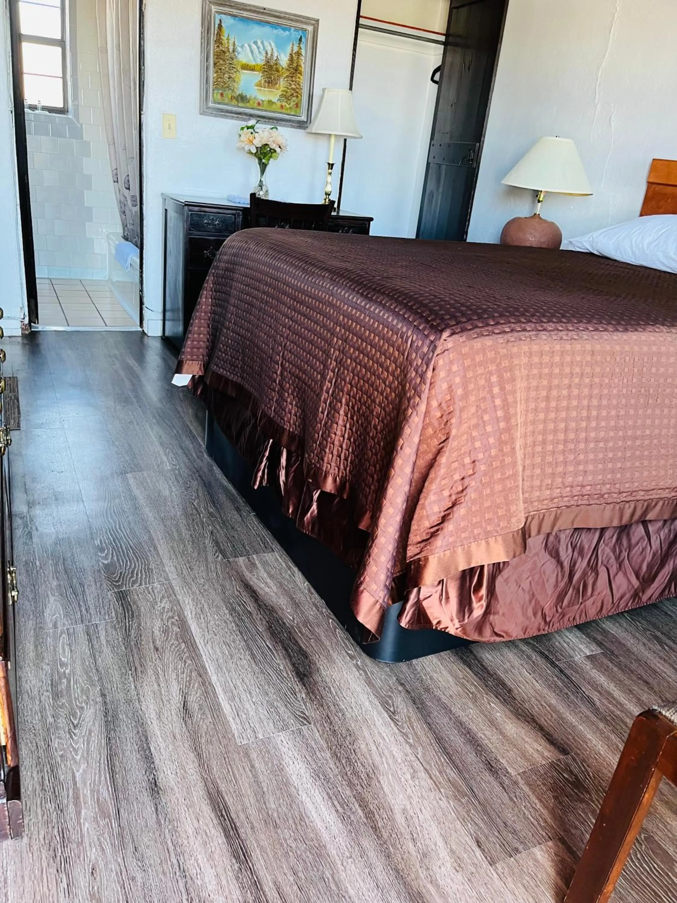 Bed in Cottonwood Court Motel