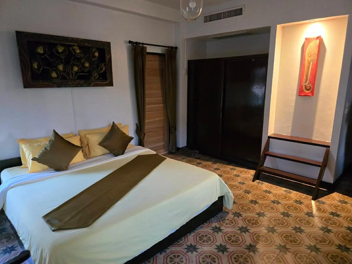 Bed in Pludhaya Resort & Spa