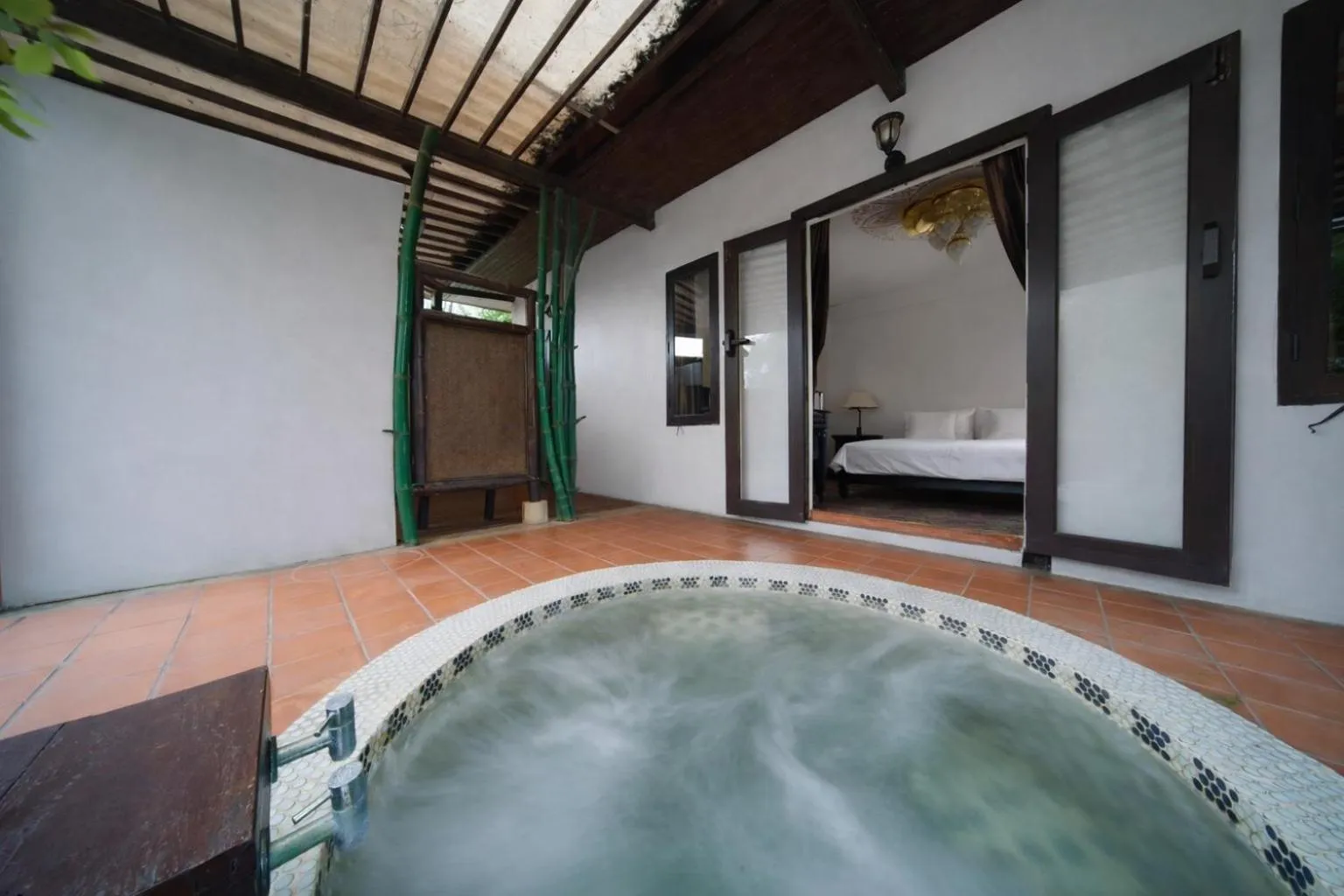 Bath, Bed in Pludhaya Resort & Spa