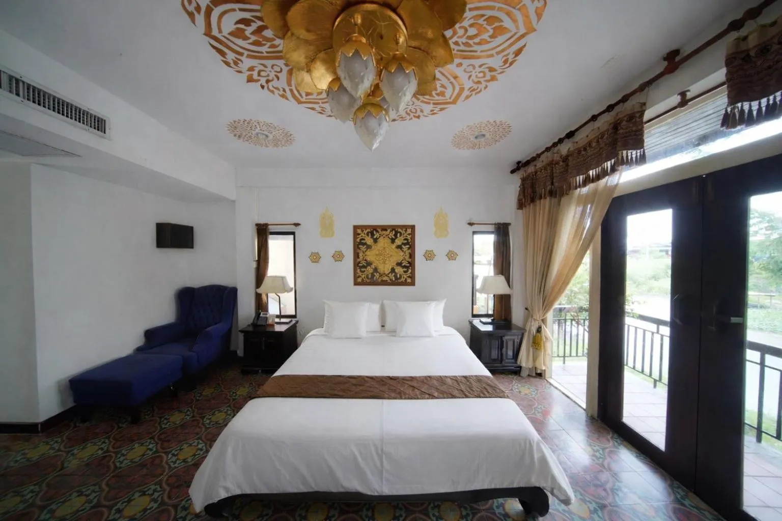 Bed in Pludhaya Resort & Spa