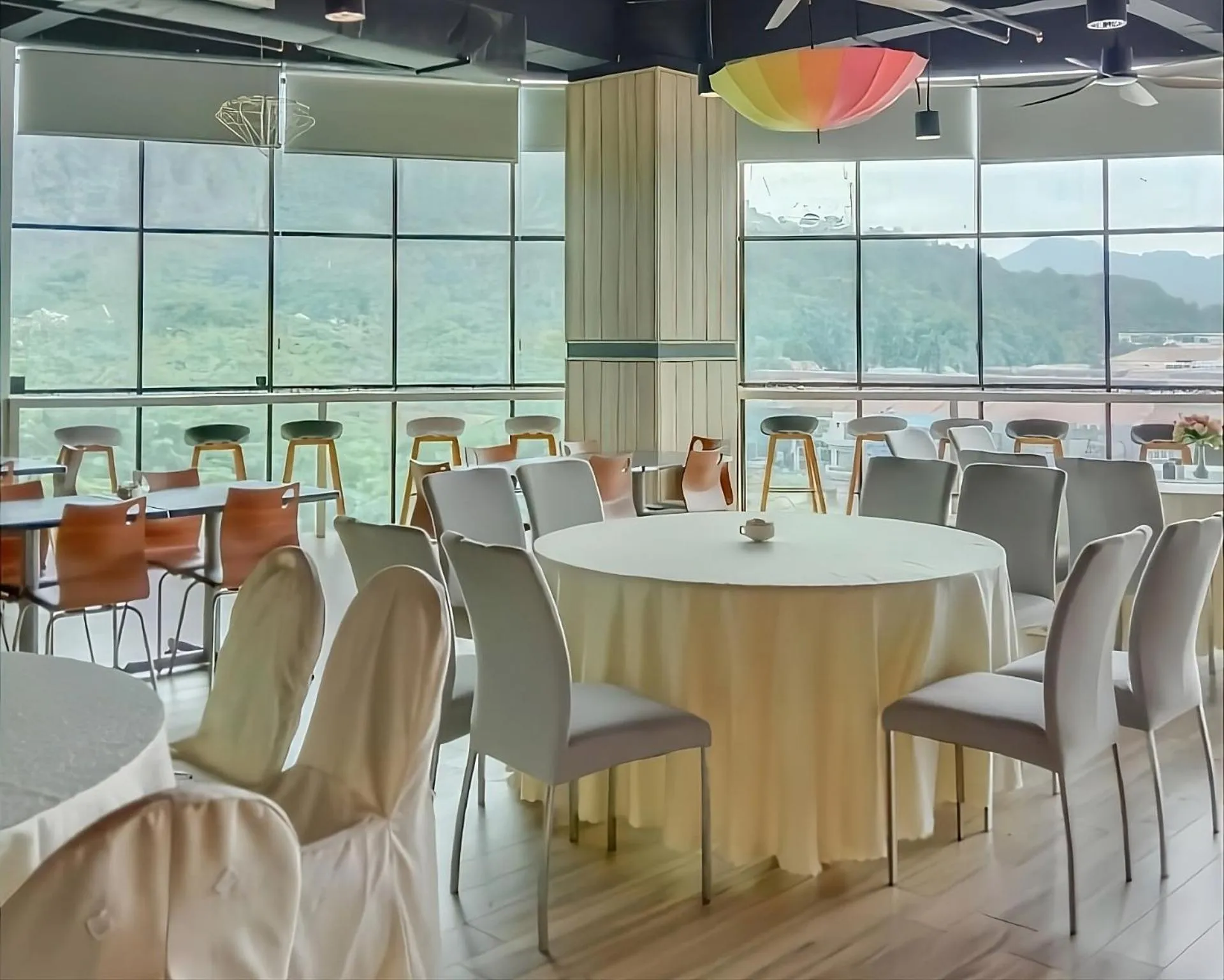 Restaurant/places to eat in Hotel Langkasuka Langkawi