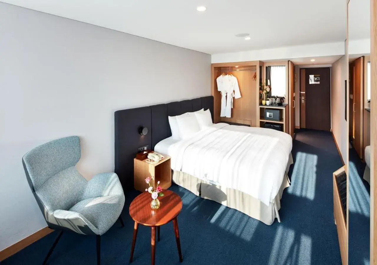 Photo of the whole room, Bed in Hotel PJ Myeongdong Photo of the whole room, Bed in Hotel PJ Myeongdong