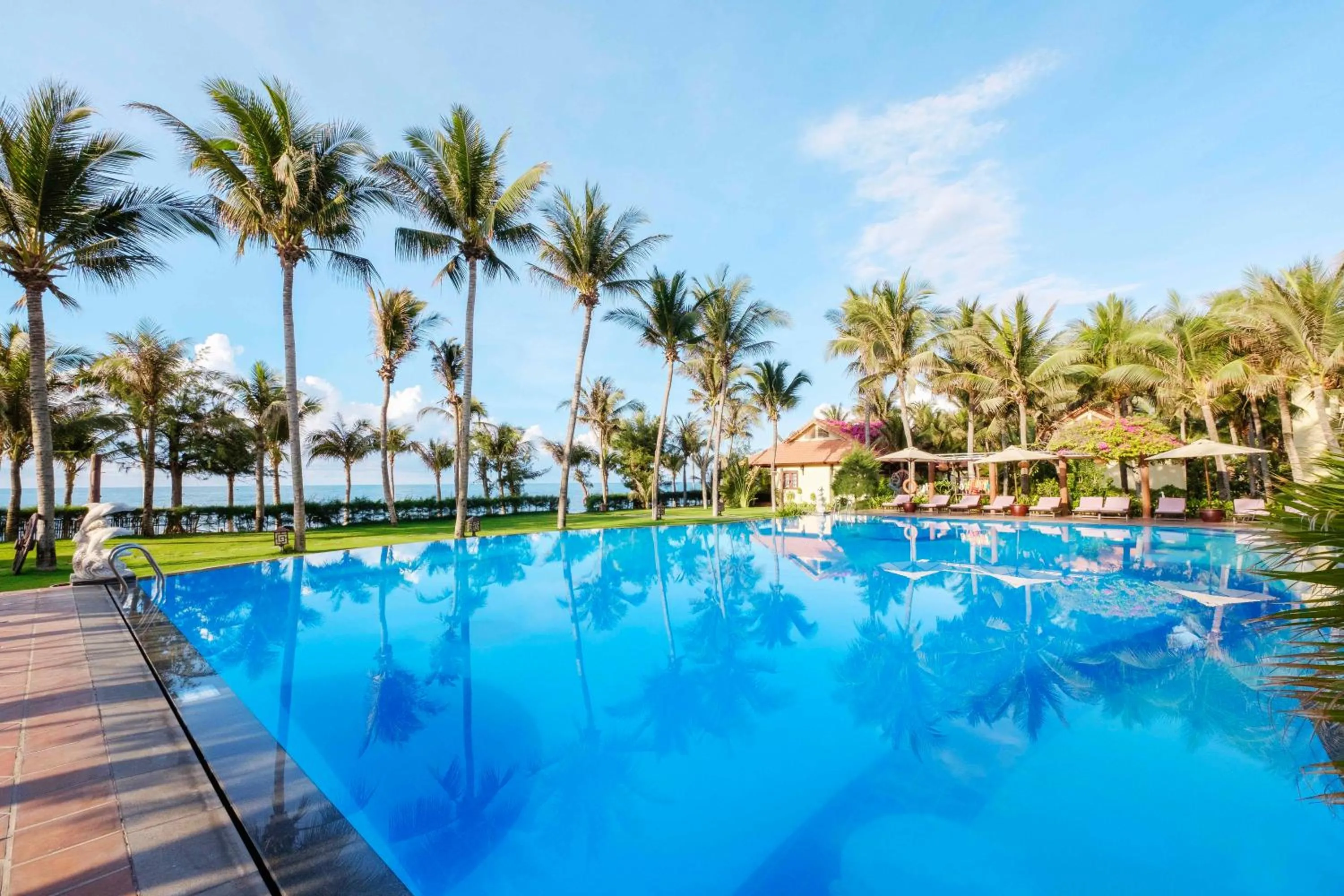 Swimming pool in Sunny Beach Resort & Spa Mui Ne