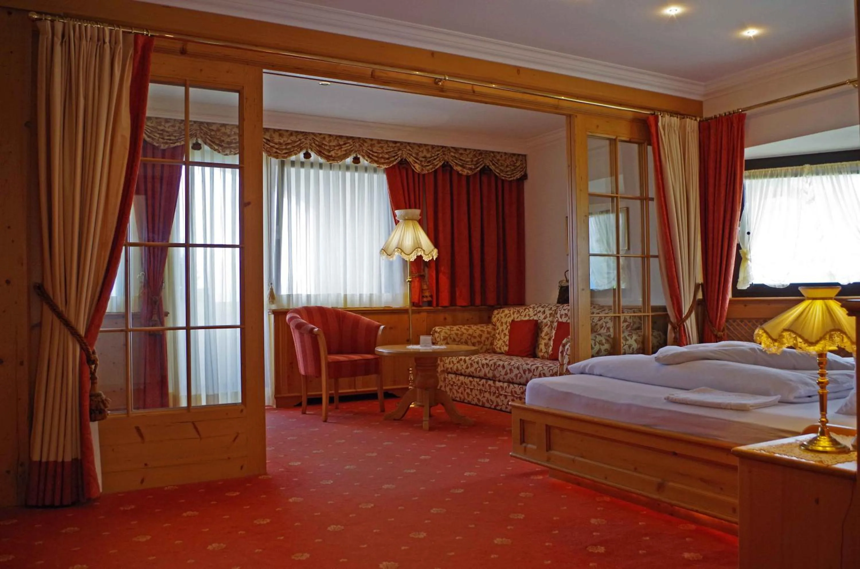 Living room, Bed in Hotel Bergland